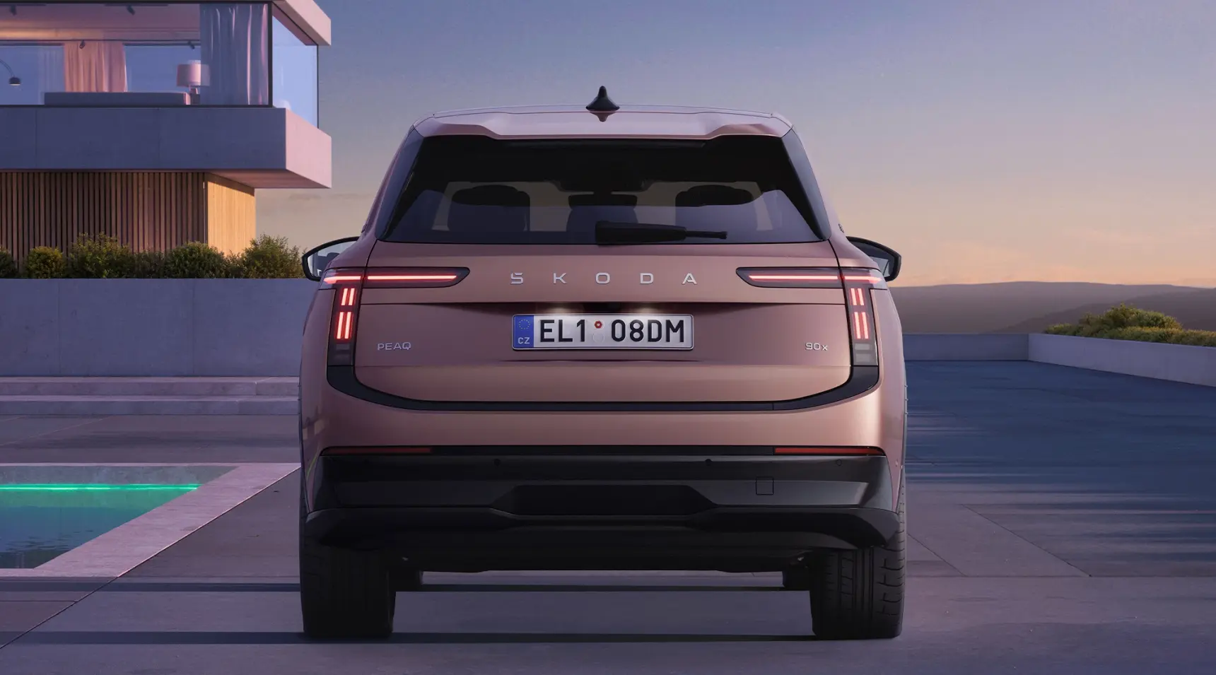 Skoda Peaq visar upp sin baksida med tydliga LED-bakljus och "Skoda" stavat över bakluckan.  Förmodligen en 90x-version.