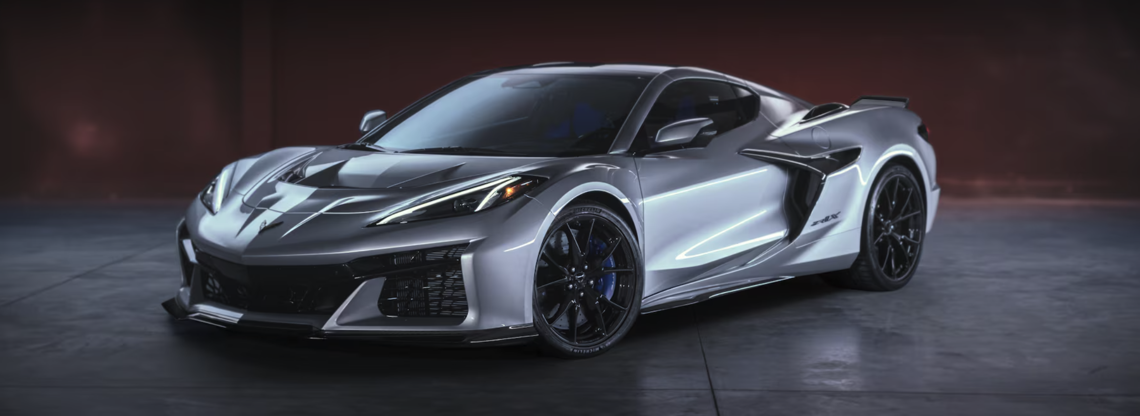 Den nya Chevrolet Corvette ZR1X. Med en effekt på 1250 hk, tack vare en V8 med dubbelturbo och elmotor, tar ZR1X Corvette till hyperbilsklassen.