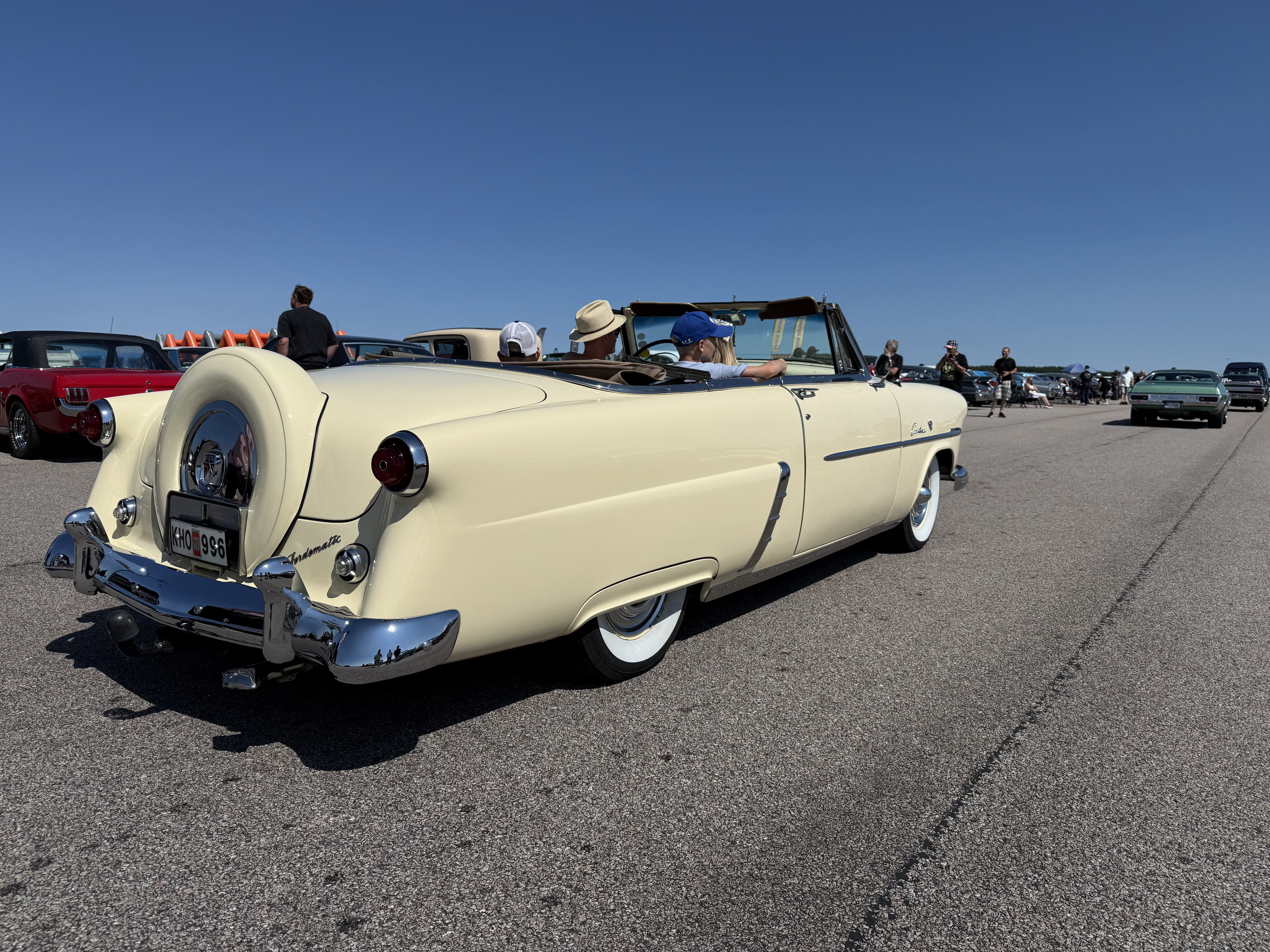 Många amerikanare rullade in på Hovby flygfält under Big Swap Meet i Lidköping. På bild en Ford Crestline från 1952