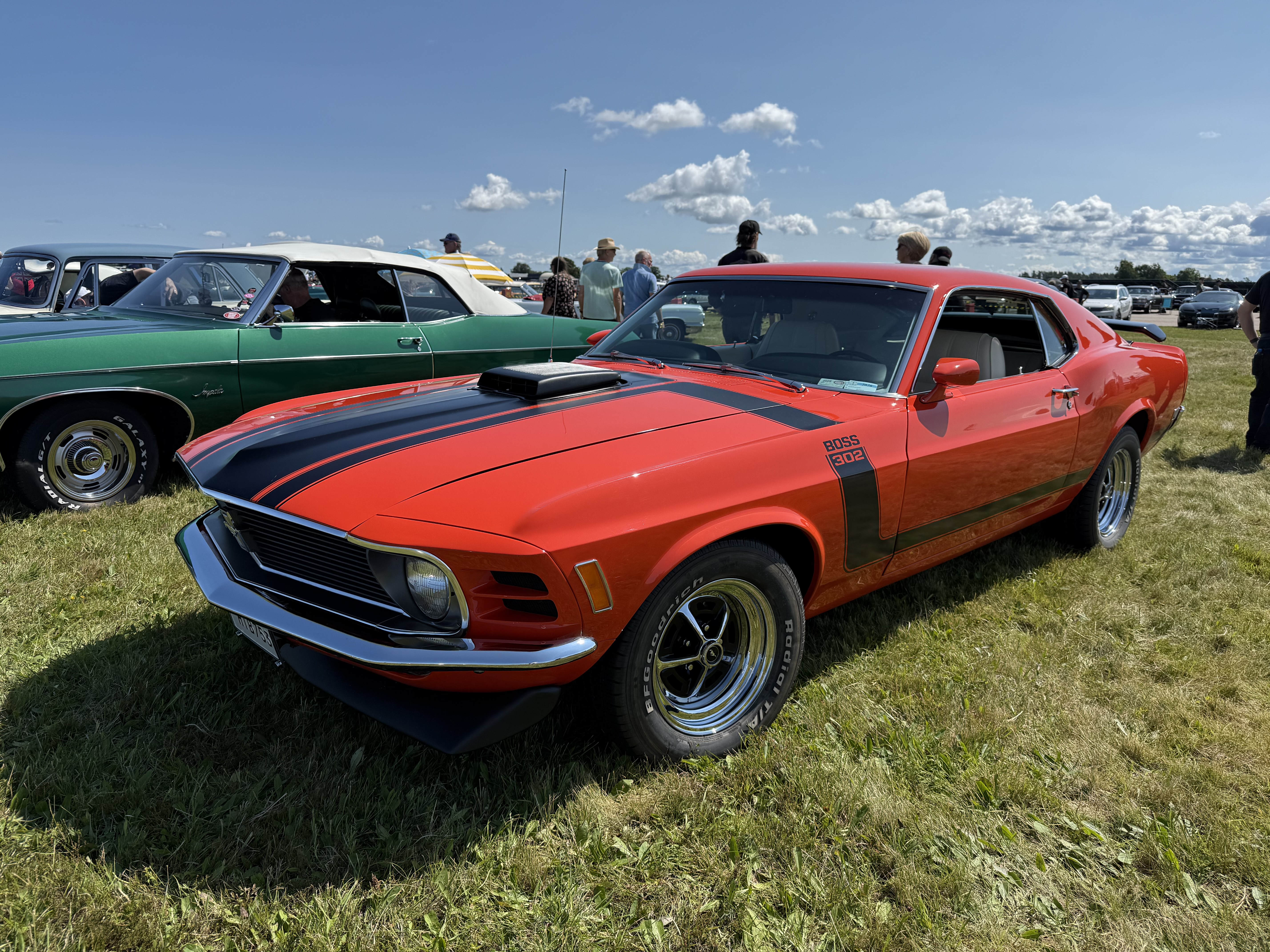 En orange Ford Mustang Boss 302 tar plats på Big Swap Meet. En bil som väcker ha-begär hos många amerikanar-fans.