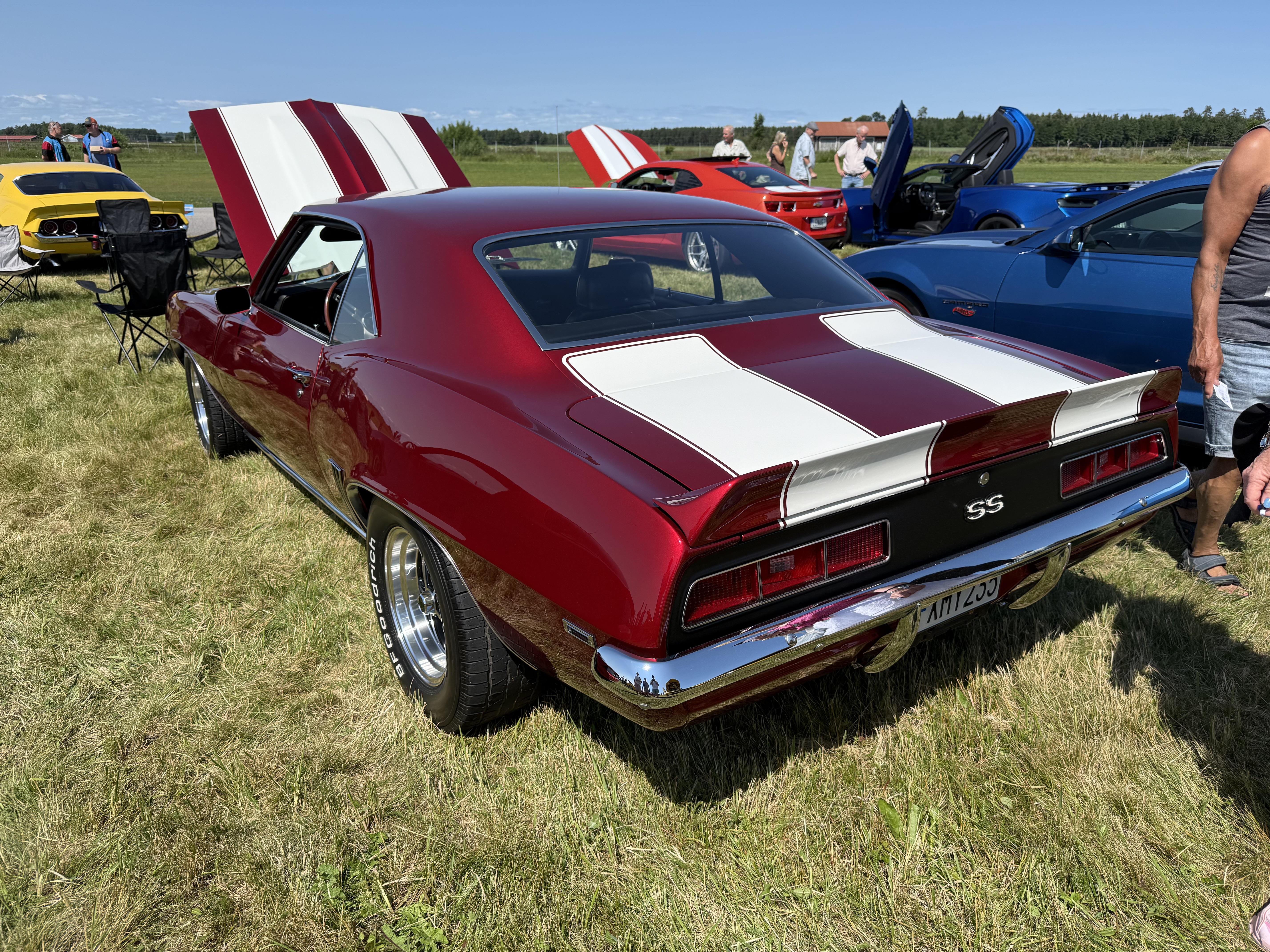 Mängder av klassiska amerikanare, som denna 1969 Camaro, fanns att beundra på Big Swap Meet på Hovby flygfält.