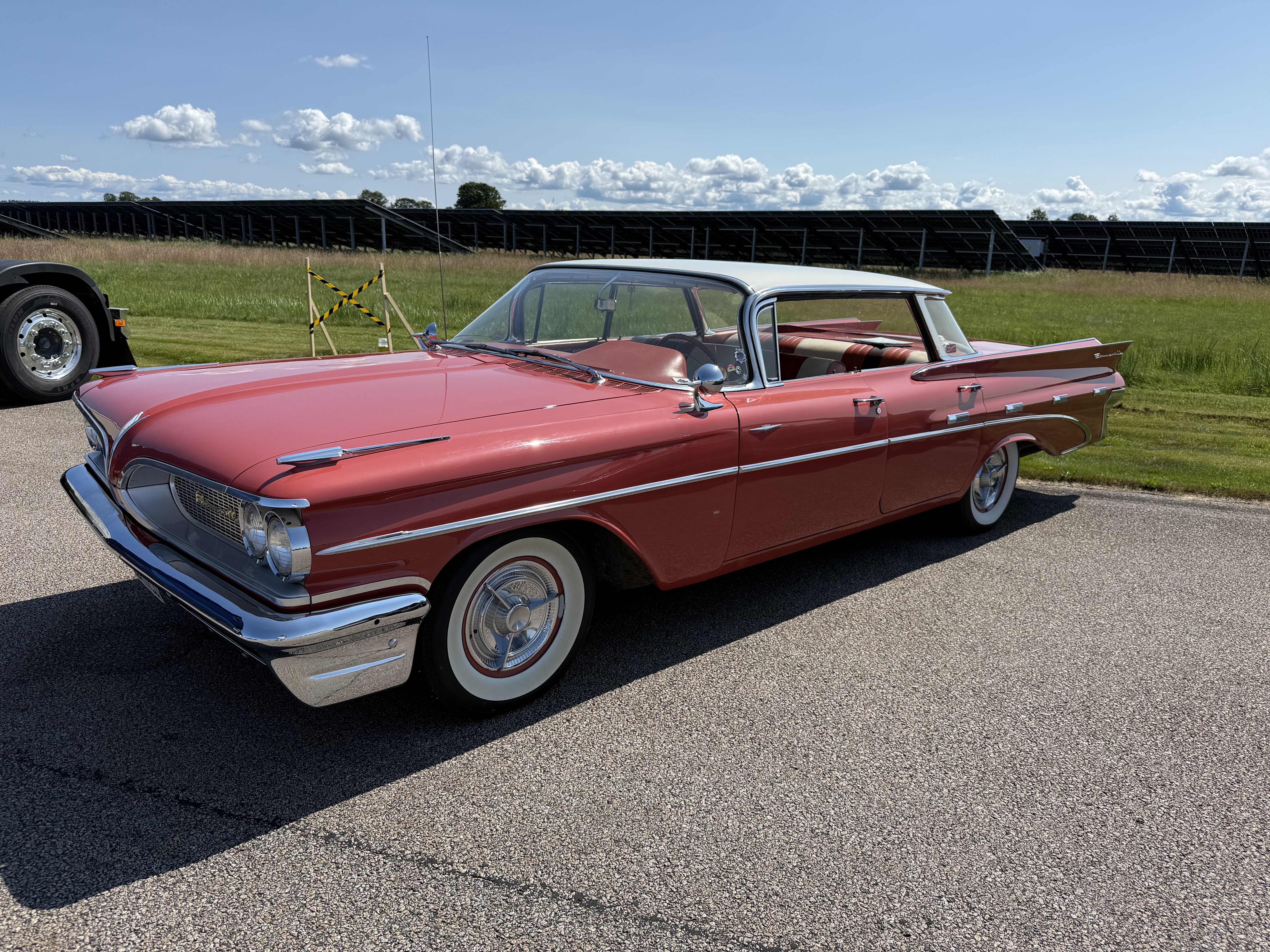 Pontiac, strålar i solskenet på Hovby flygfält under Big Swap Meet i Lidköping.