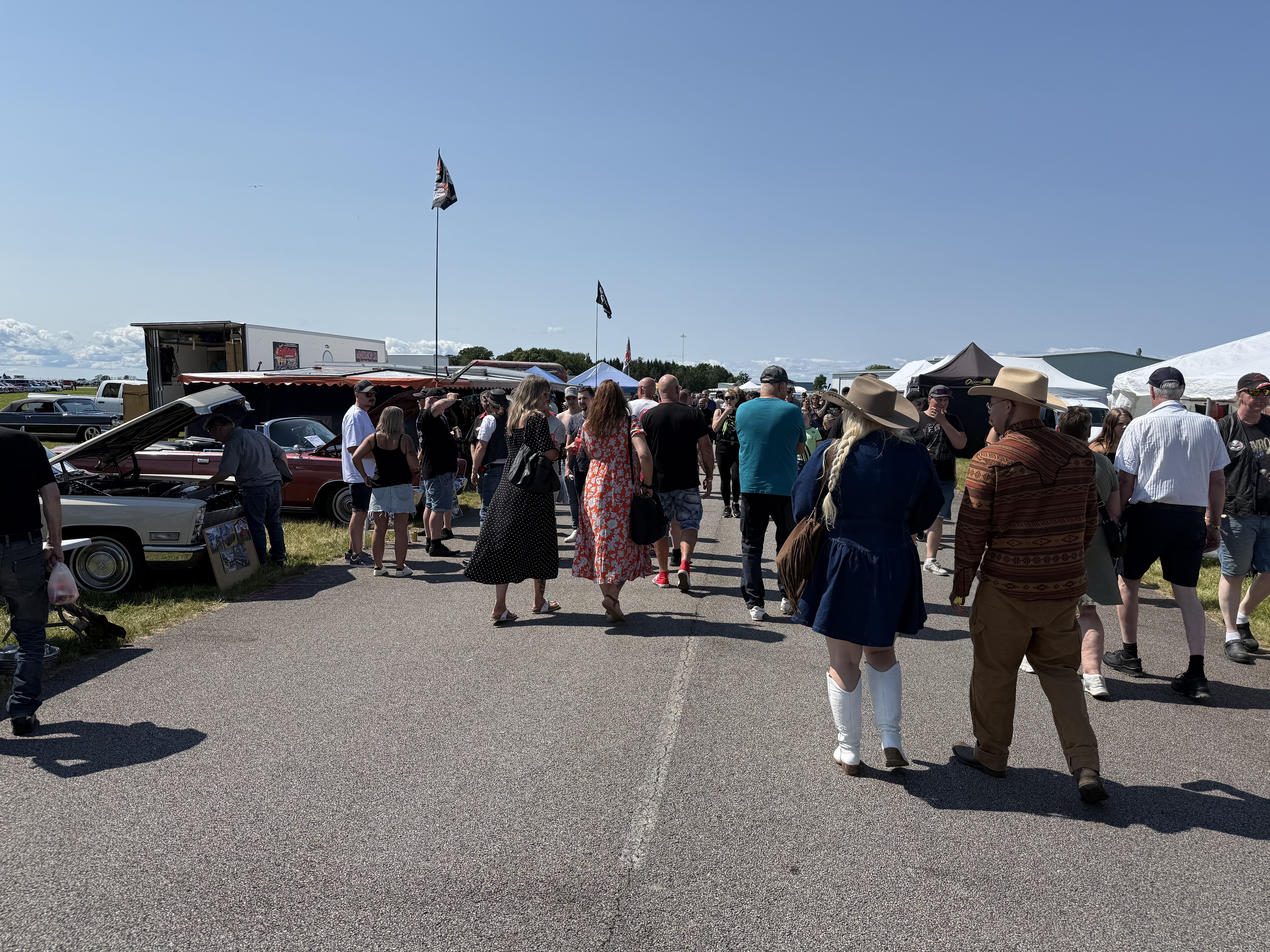 Många besökare vandrade runt bland bilar och prylar på Big Swap Meet. En dag fylld av motorintresse och gemenskap.