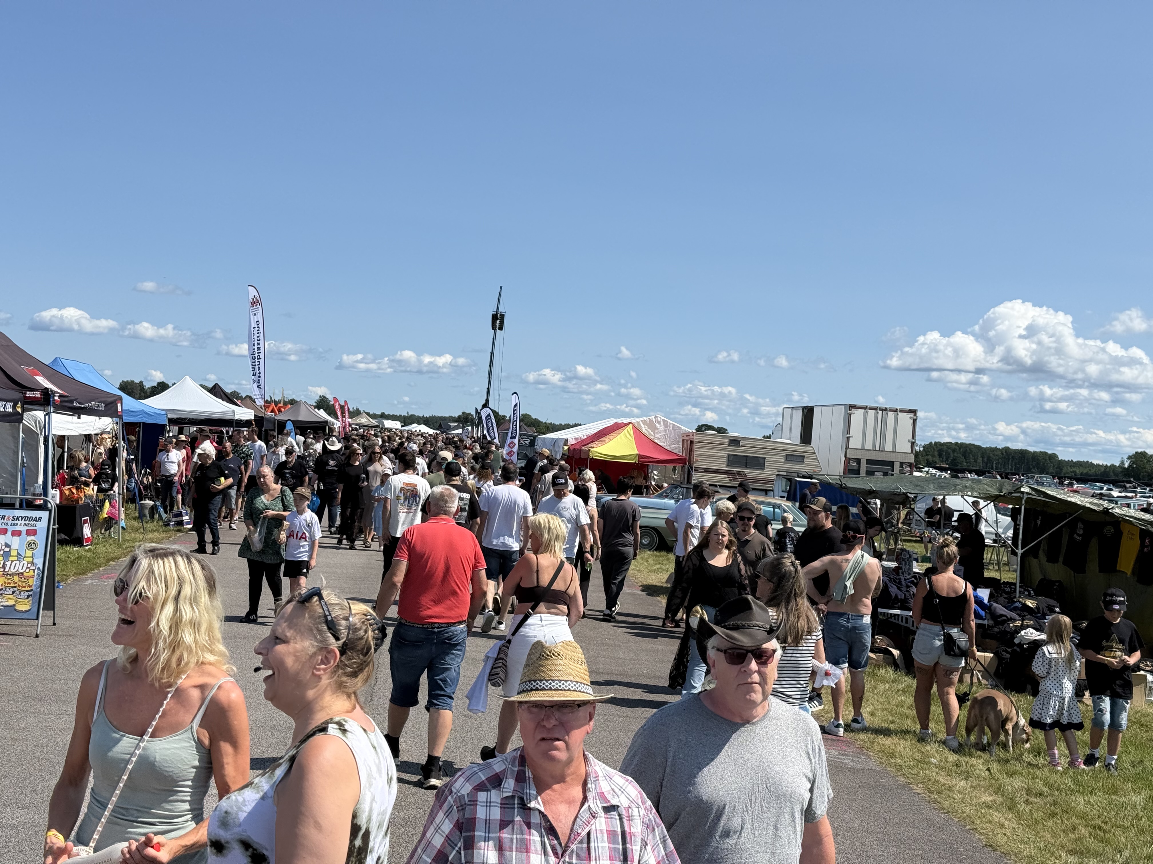 Många besökare på Big Swap Meet. Enligt arrangören kom närmare 20 000 personer till Hovby flygfält.