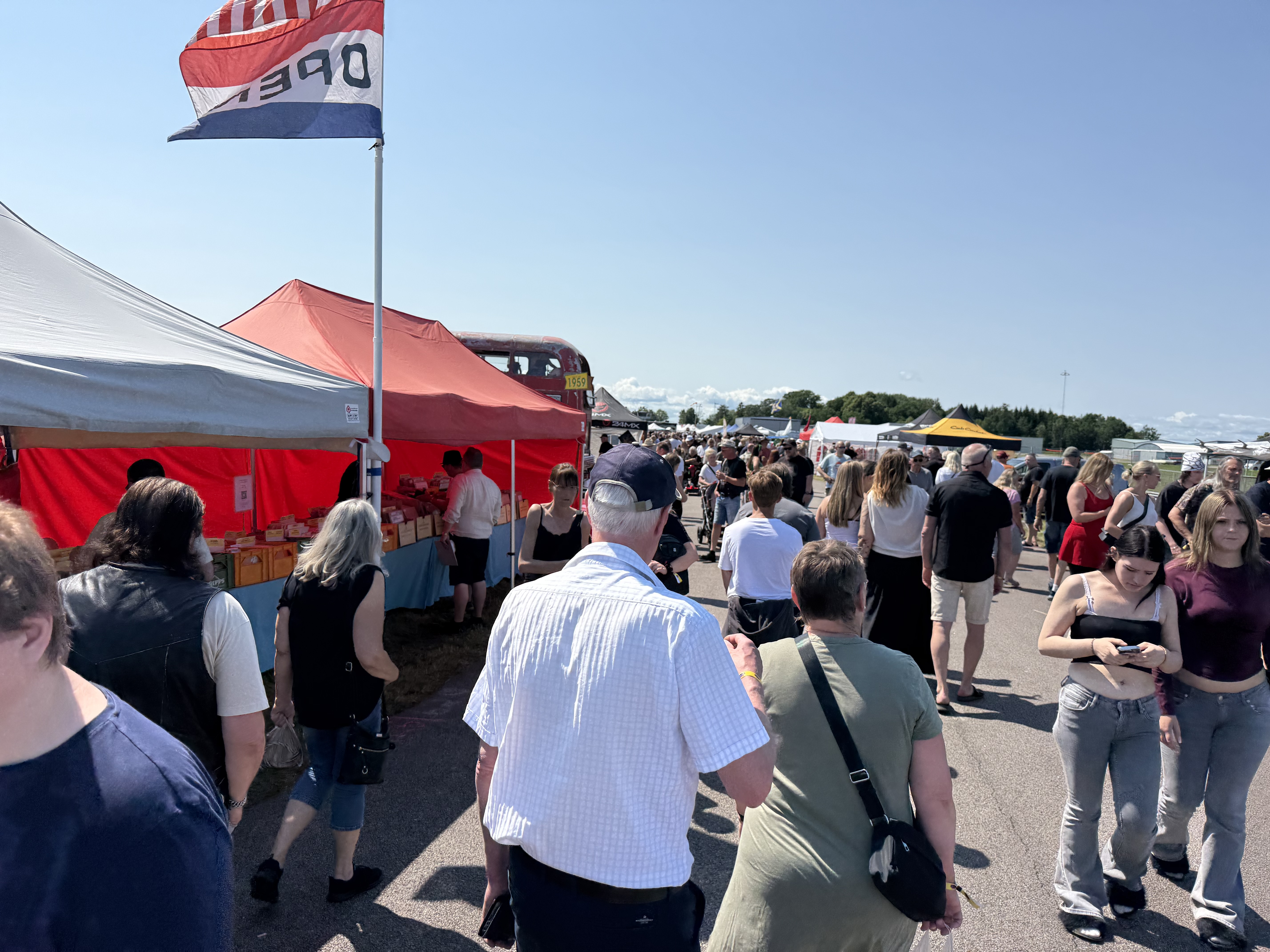 Många besökare var på plats när Big Swap Meet intog Hovby flygfält.