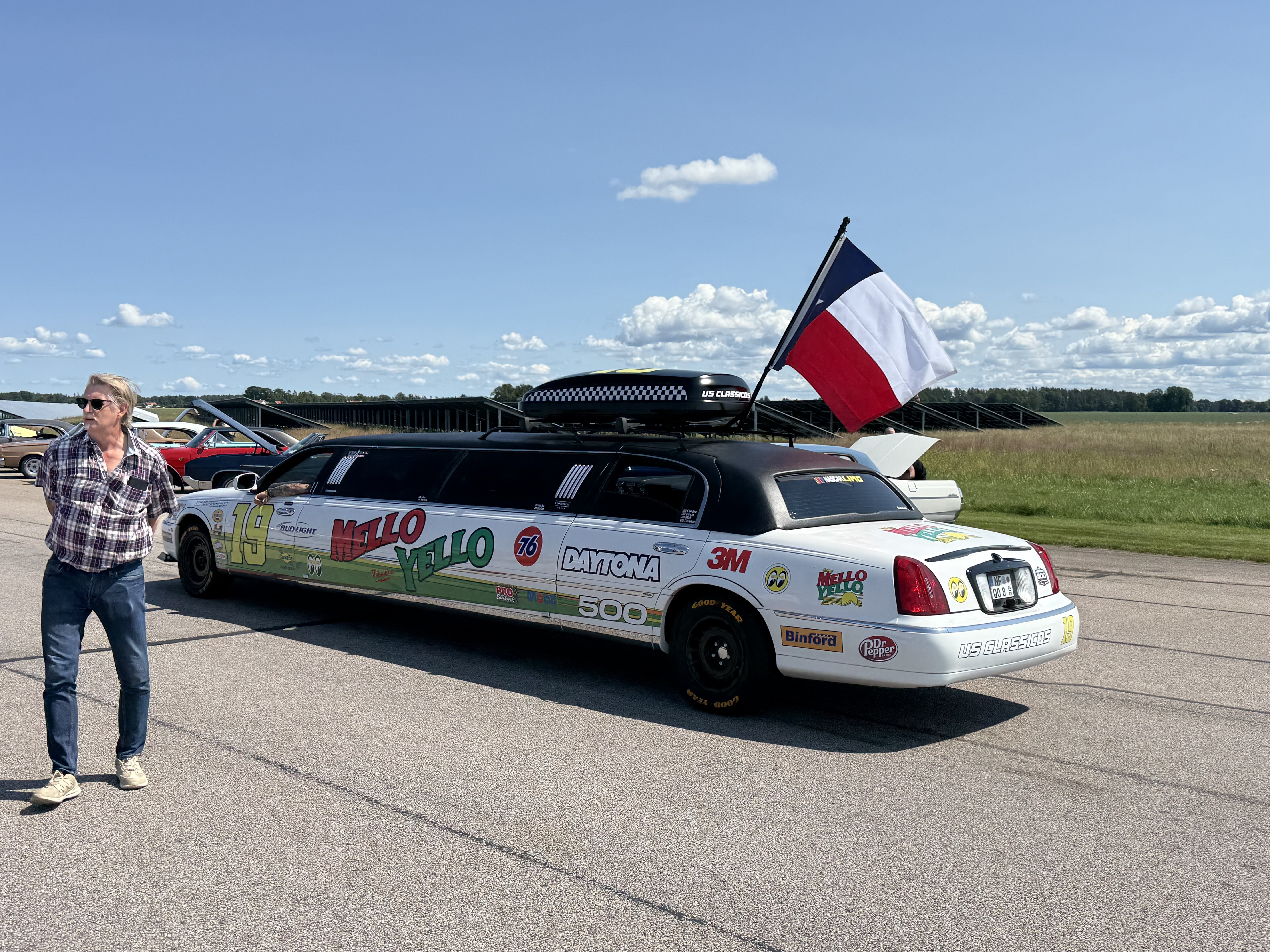 Många passade på att styla sina bilar med egna designer och utrustning. Denna Mello Yello-märkta limousine väckte stor uppmärksamhet.