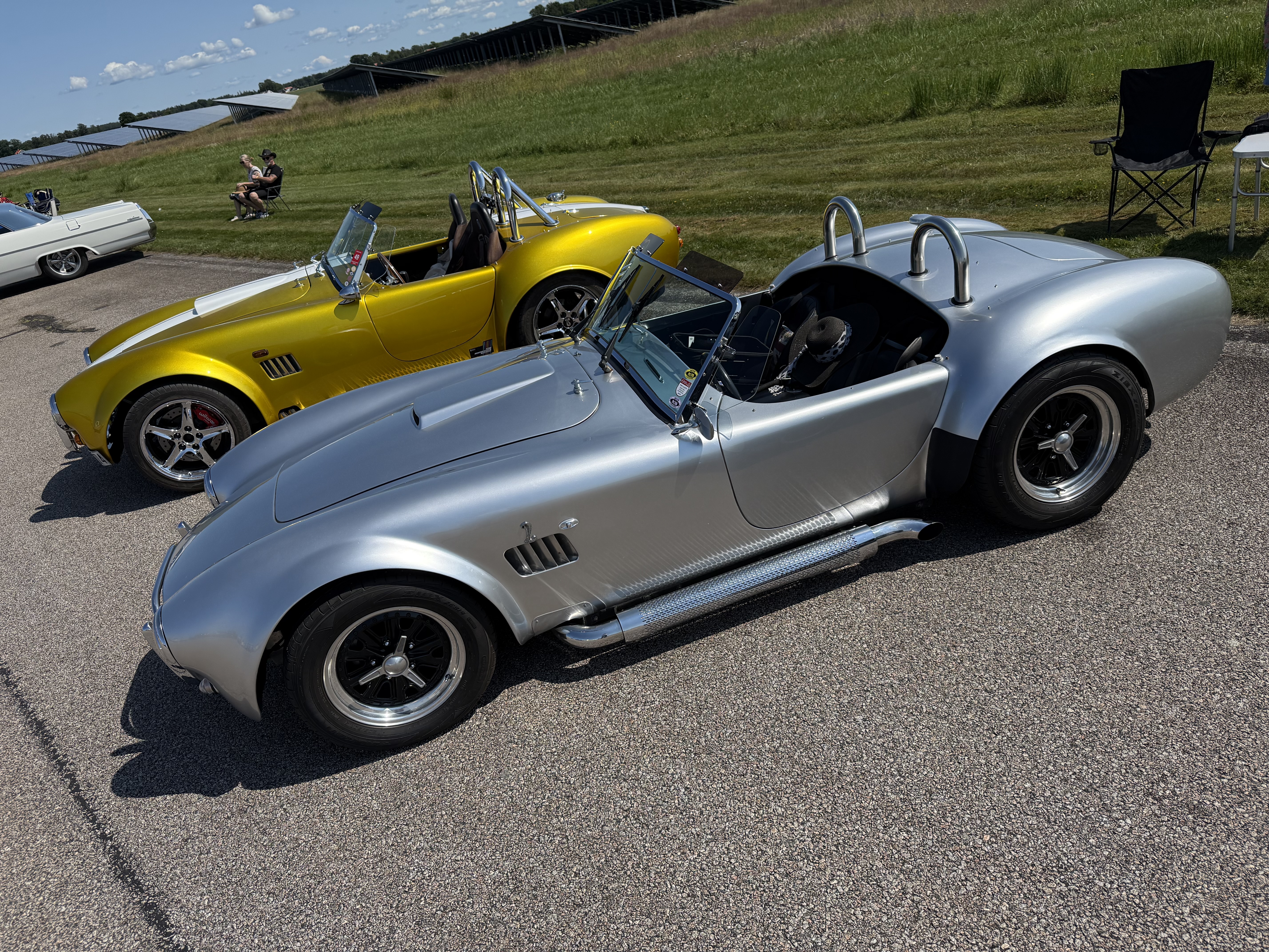 Två Cobra-replikor på Big Swap Meet. Tusentals mötte upp vid Hovby flygfält.