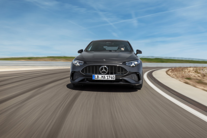 Den eldrivna CLA 45 kan få över 600 hästkrafter och accelerera från 0–100 km/h under 3 sekunder.