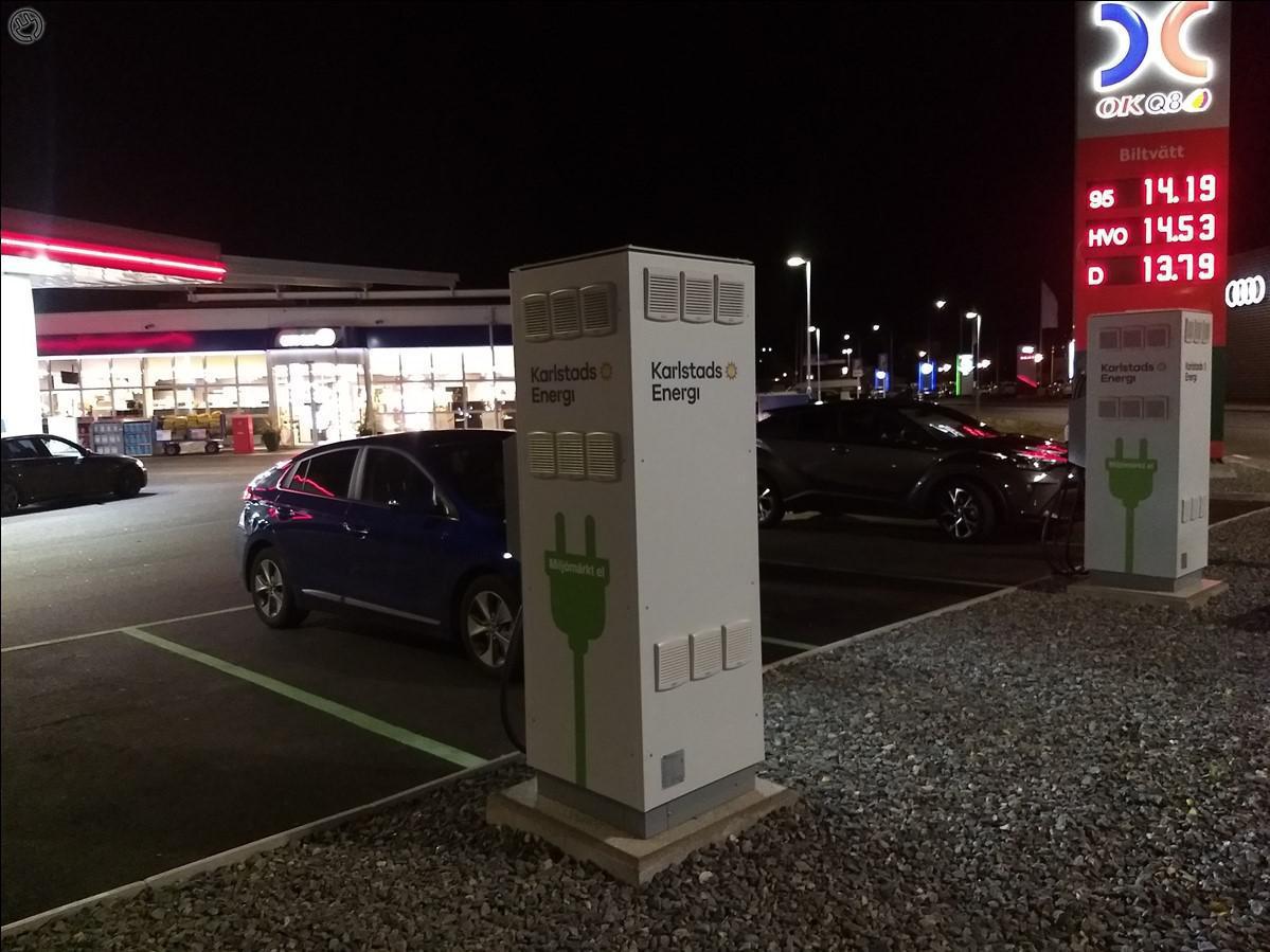 Tankstället bredvid laddstolparna visar ett bensinpris på 14,19 kronor litern. Vad blir priset per mil när elen kostar 7 kr/kWh?