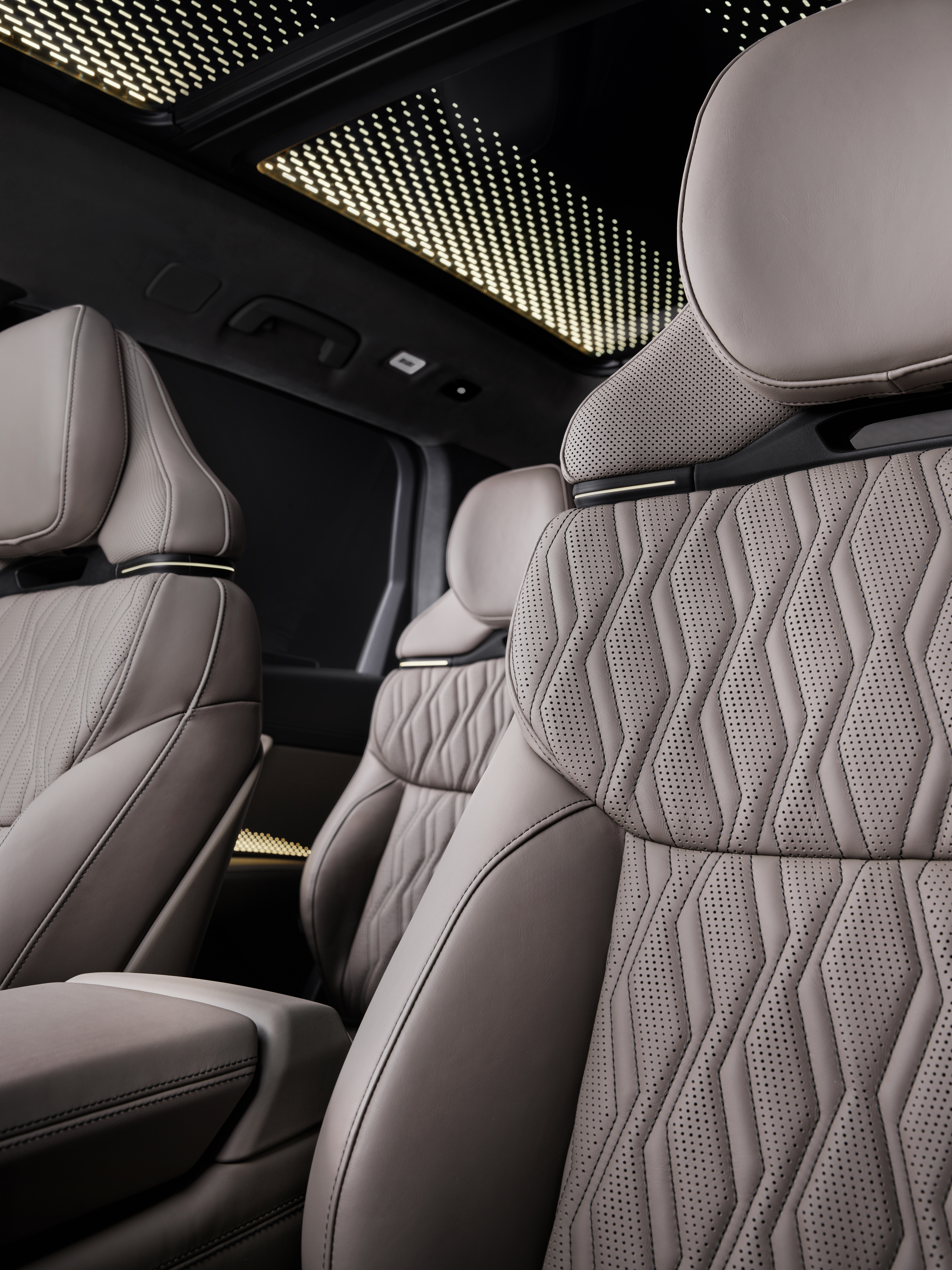 Baksätet i Audi Q9 får perforerad läderklädsel och integrerat panoramatak med LED-belysning.