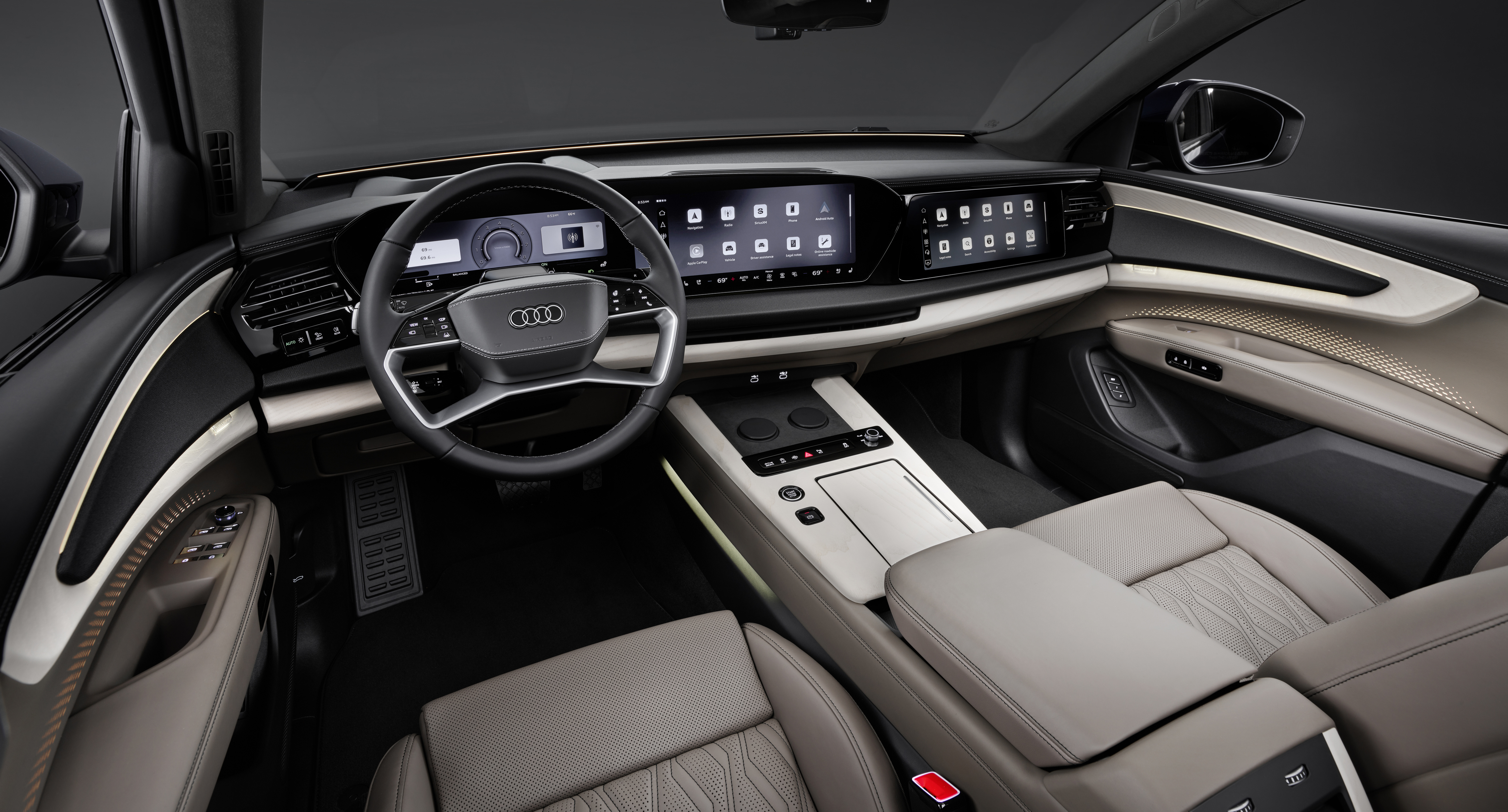 I den ombonade interiören återfinns hela tre skärmar, ambientbelysning och påkostade materialval som standard i Audi Q9.