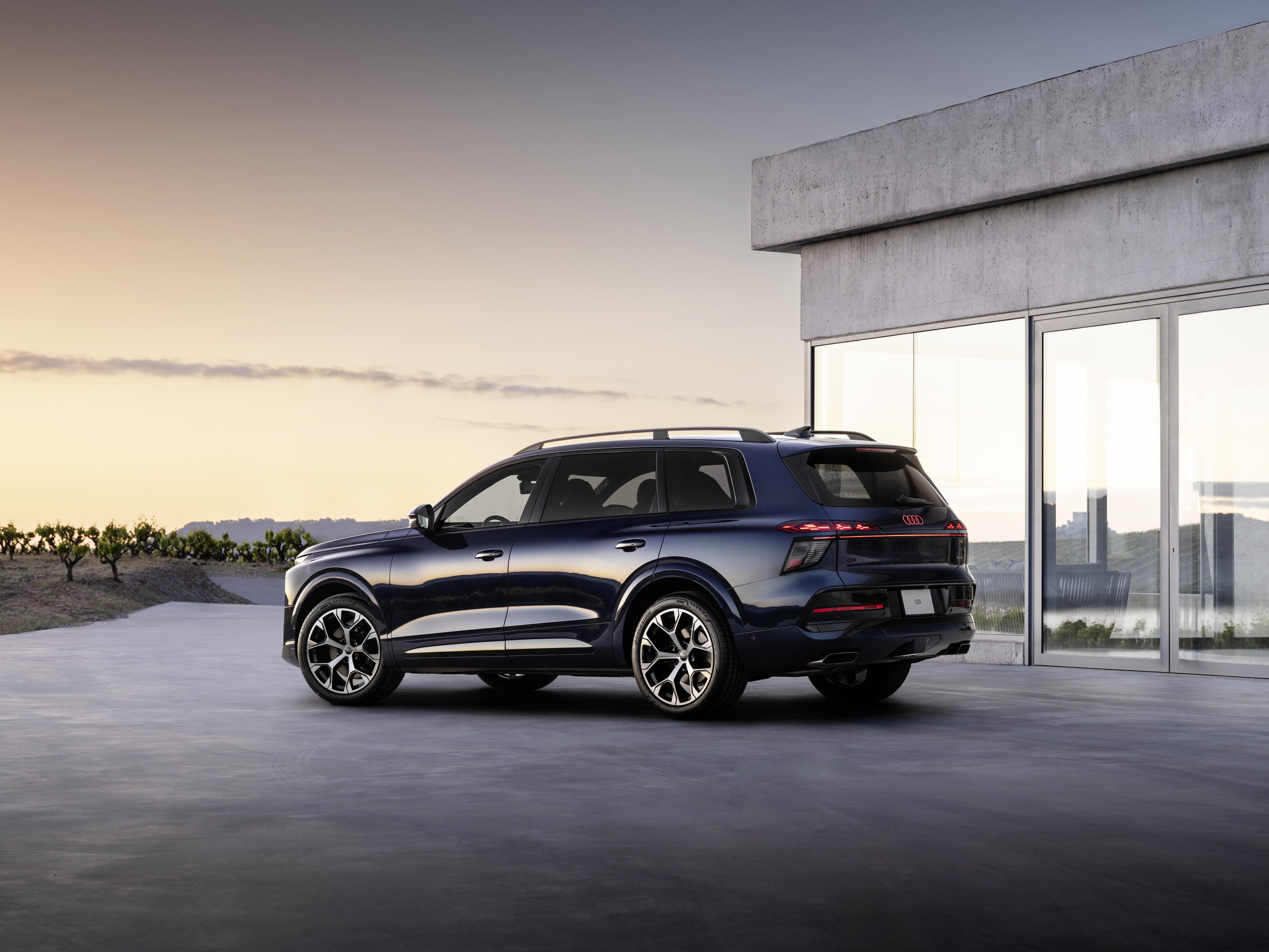 Den bakre delen av Audi Q9 är stram, men med LED-ljusen får den ett elegant och unikt utseende.