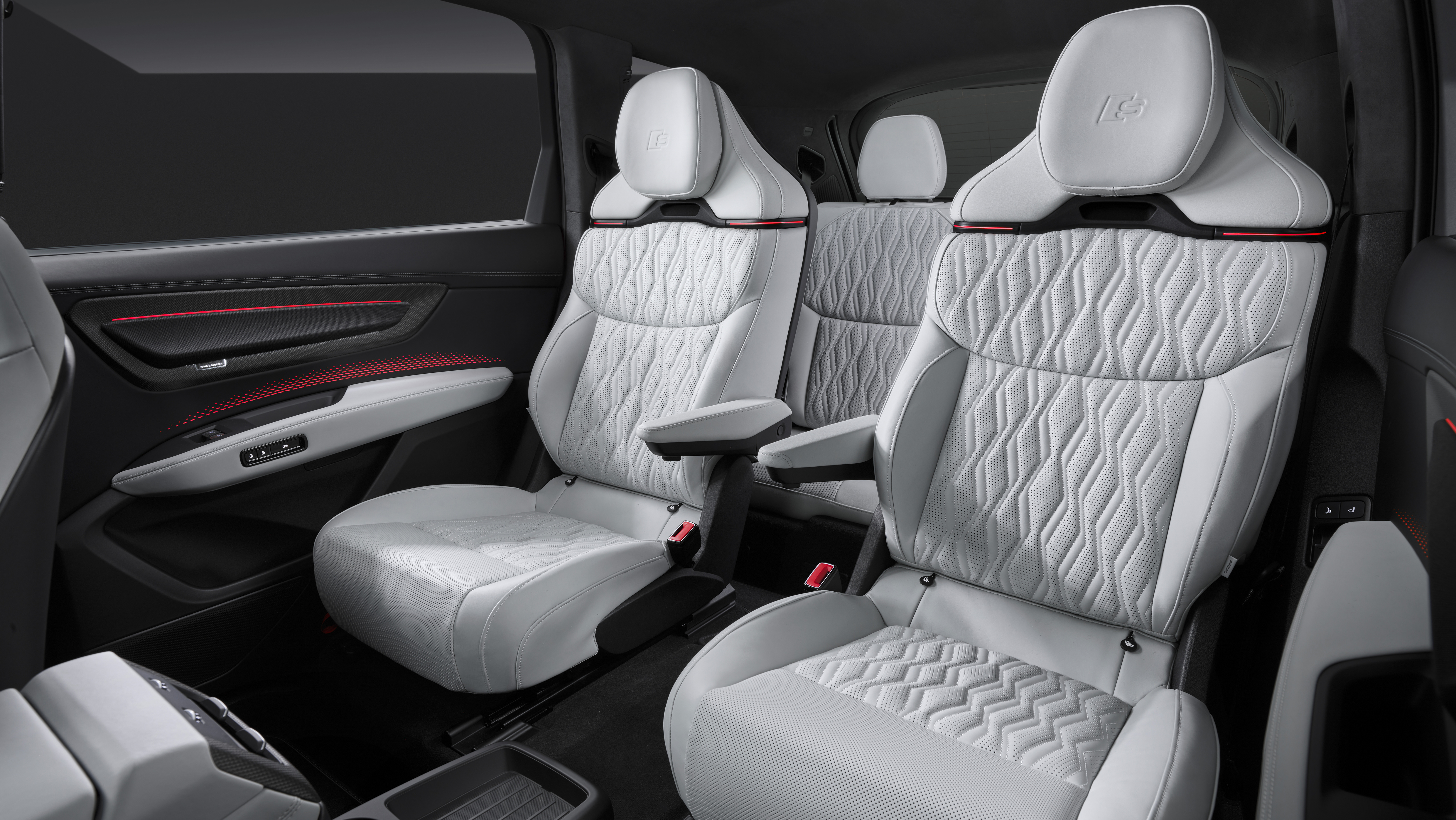 Möjlighet att få säten med ”business class-känsla” är en av de nya funktionerna i Audi Q9. Notera den röda accentfärgen i dörrsidorna.