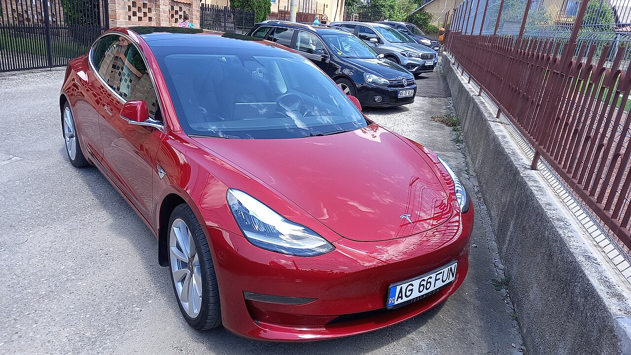 En röd Tesla Model 3 Long Range.