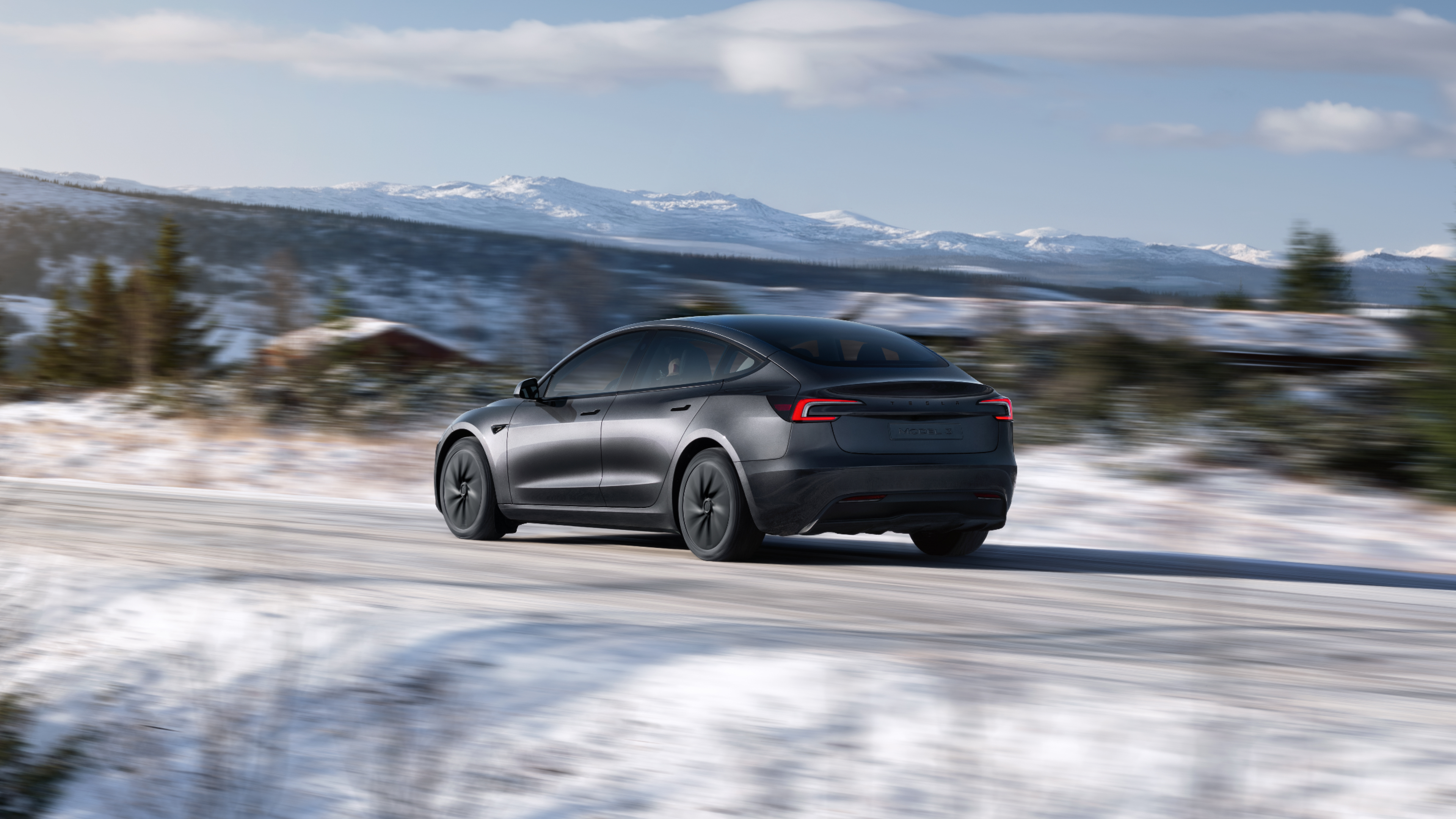 Den uppdaterade Tesla Model 3 Highland 2024. Notera de smalare bakljusen och det uppdaterade bakpartiet.