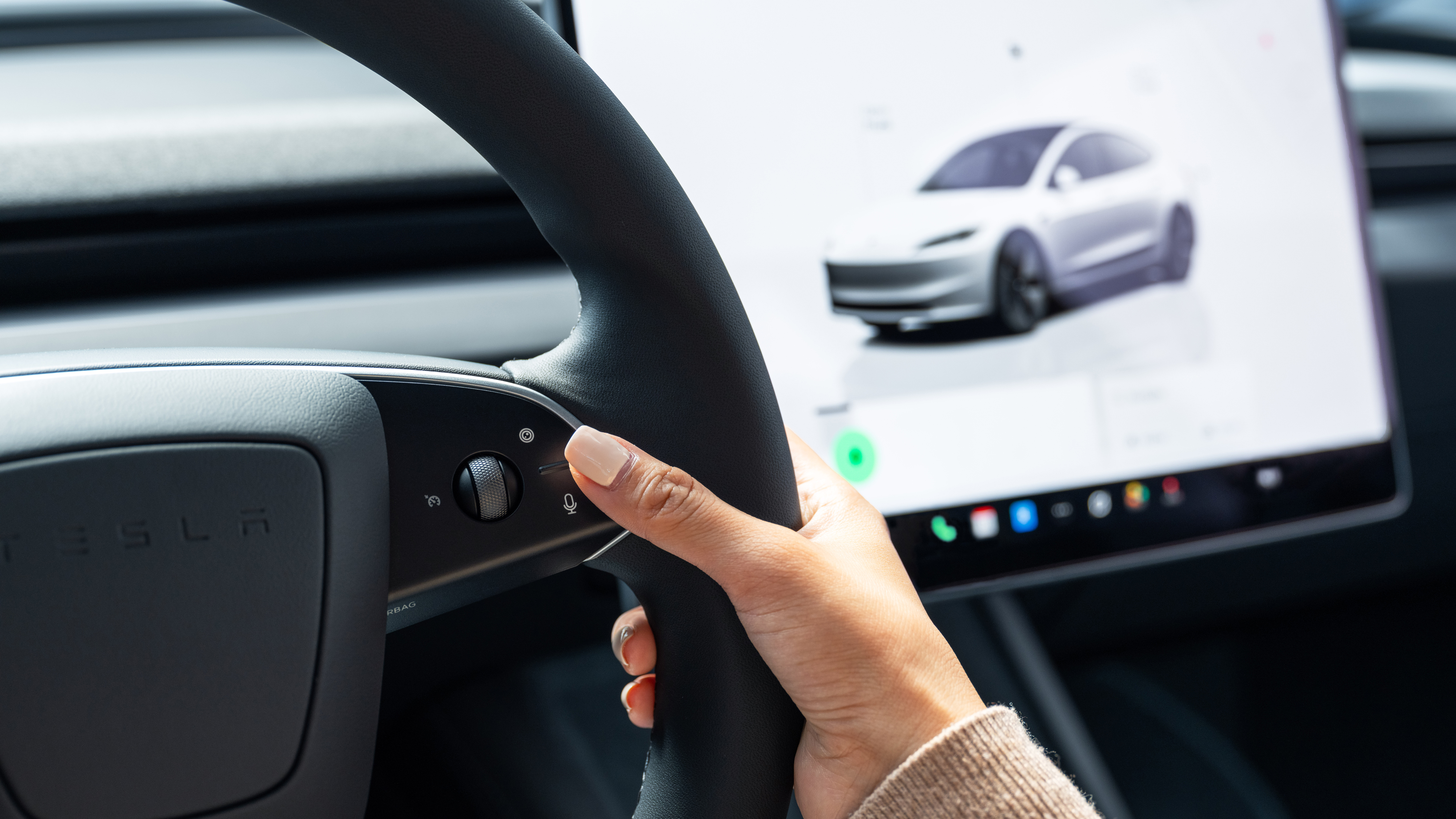 Många kontroller görs via den stora skärmen. En Tesla Model 3 är en bil fullmatad med elektronik som behöver kontrolleras inför ett köp.