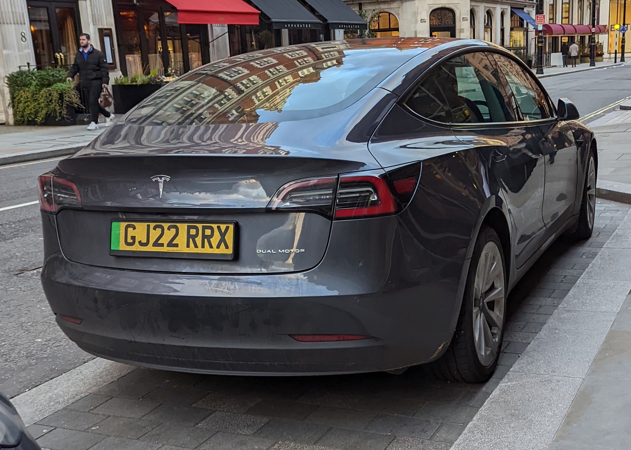 Den bakre stötfångaren på en Tesla Model 3 är en detalj att granska noggrant för att upptäcka eventuella skador.