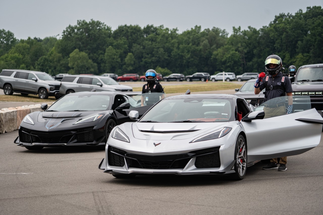 Cadillac har stora testanläggningar med egen bana. Här tränas till exempel förare. Här syns också några Corvette C8