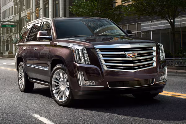 Cadillac Escalade erbjuder maximal pondus och är en av de lyxigaste amerikanska sjusitsarna. Stort, brutalt och dyrt – men en dröm för vissa.