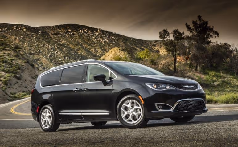 Chrysler Pacifica – minivanen som USA aldrig övergav. Rymlig och praktisk för den stora familjen.