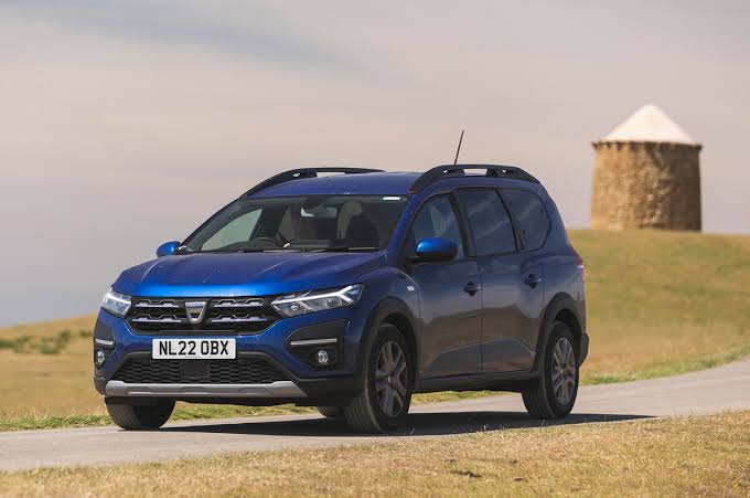 Dacia Jogger erbjuder sju sittplatser och stort bagageutrymme till ett attraktivt pris, vilket gör den till en prisvärd familjebil.