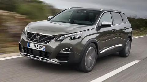 Peugeot 5008 är en smart familjebil där tredje sätesraden fungerar, och den är särskilt bra med flera barnstolar.