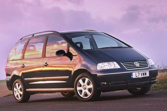 Volkswagen Sharan är en populär och rationell sjusitsig familjebil på begagnatmarknaden.