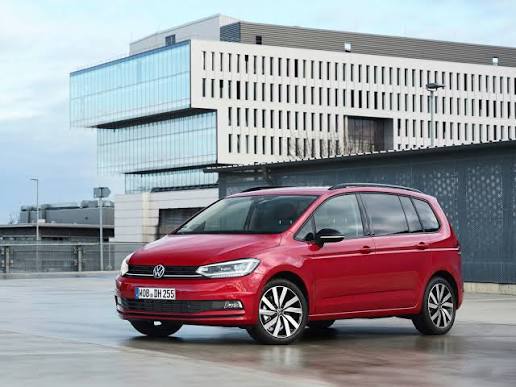 Volkswagen Touran är byggd med barnfamiljen i åtanke och erbjuder goda utrymmen. Ett tryggt val för den stora familjen.