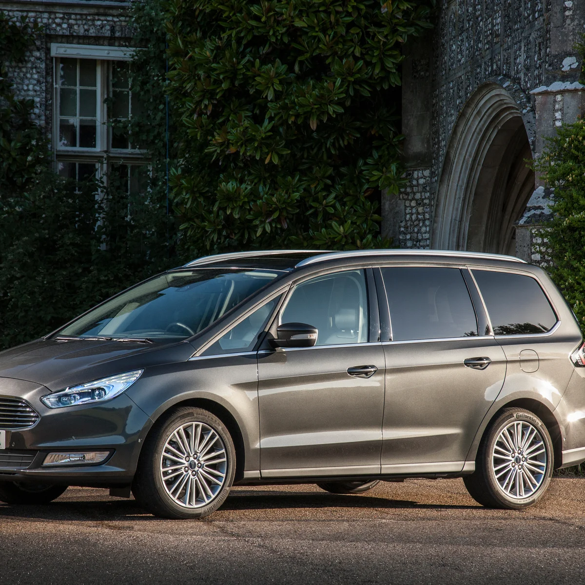 Ford Galaxy är en rymlig familjebil som finns i två utföranden – både som den traditionella minibussen eller den lite sportigare S-Max.