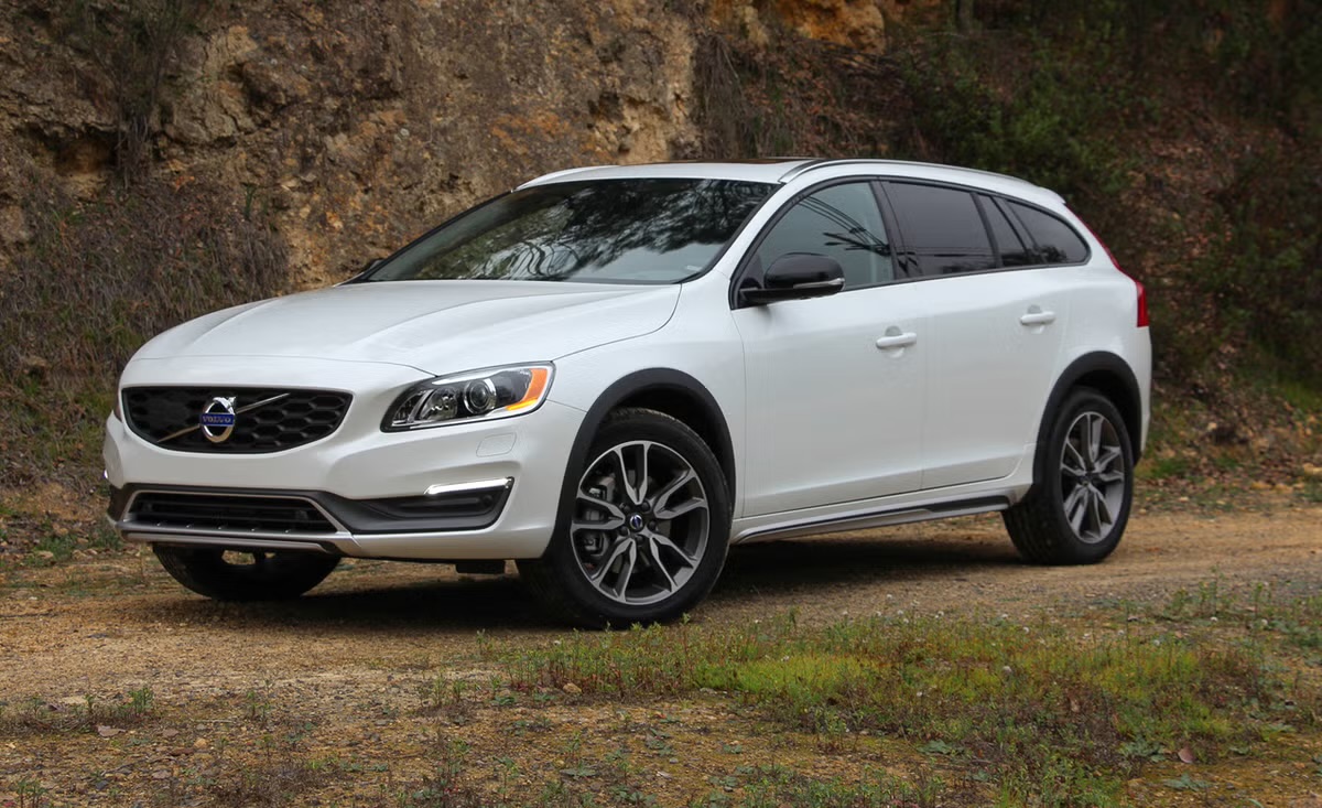 Volvo V60 Cross Country är en populär modell på begagnatmarknaden. Men som alltid gäller det att kolla bilen noga.