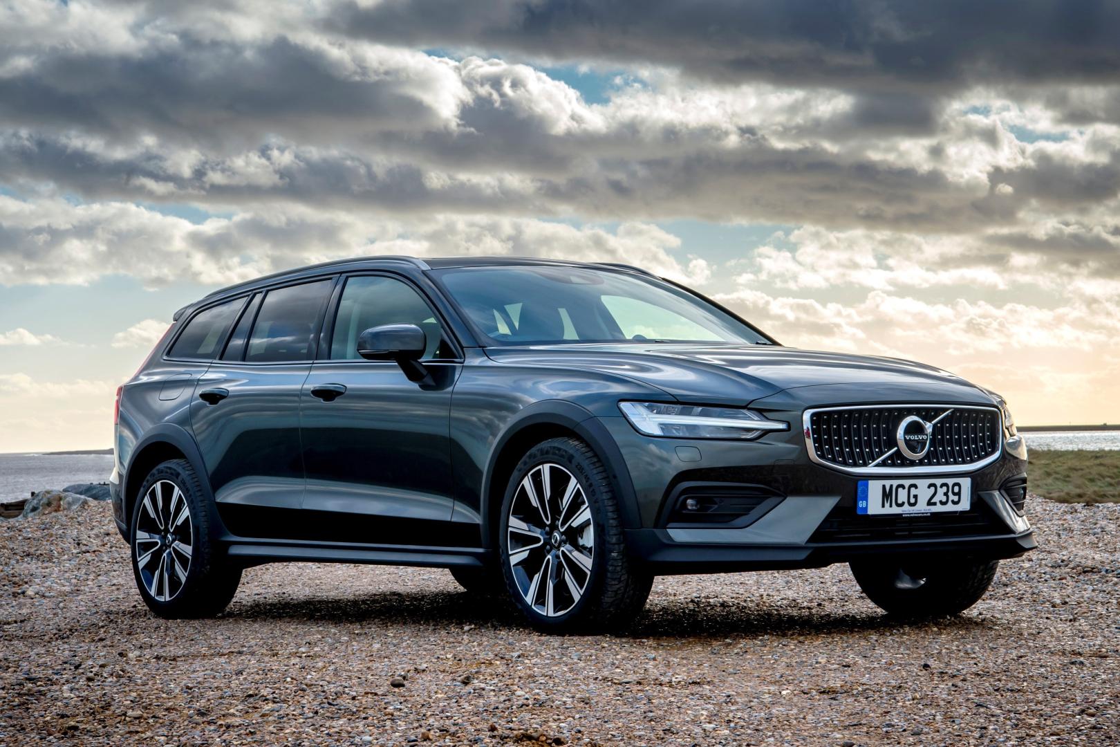 Volvo V60 är populär på begagnatmarknaden och erbjuder hög komfort. Men se upp med dolda fel innan köp.
