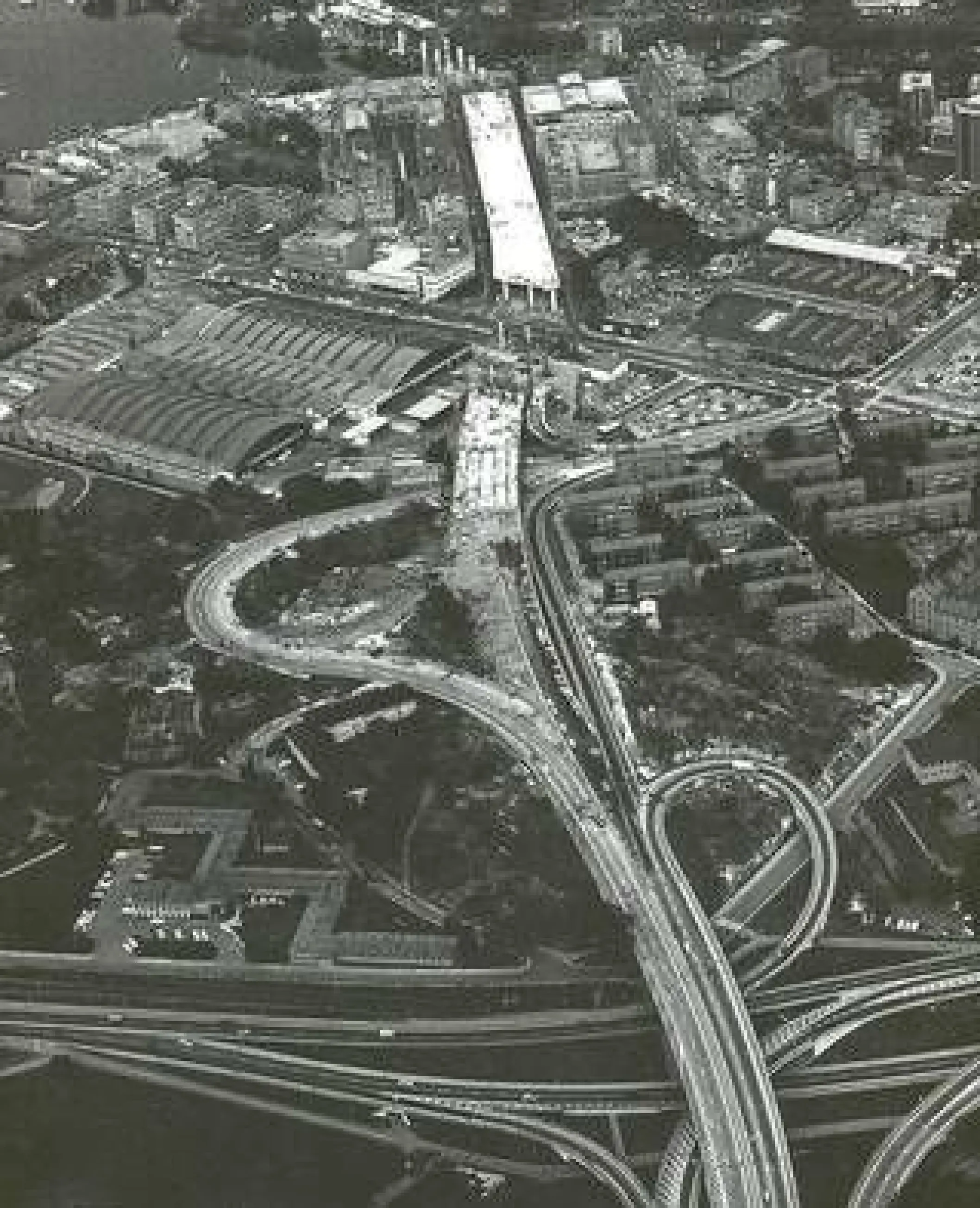 Essingeleden under uppbyggnad, någon gång mellan 1962 och 1966. Bilden visar den nya motorvägen som tar form.
