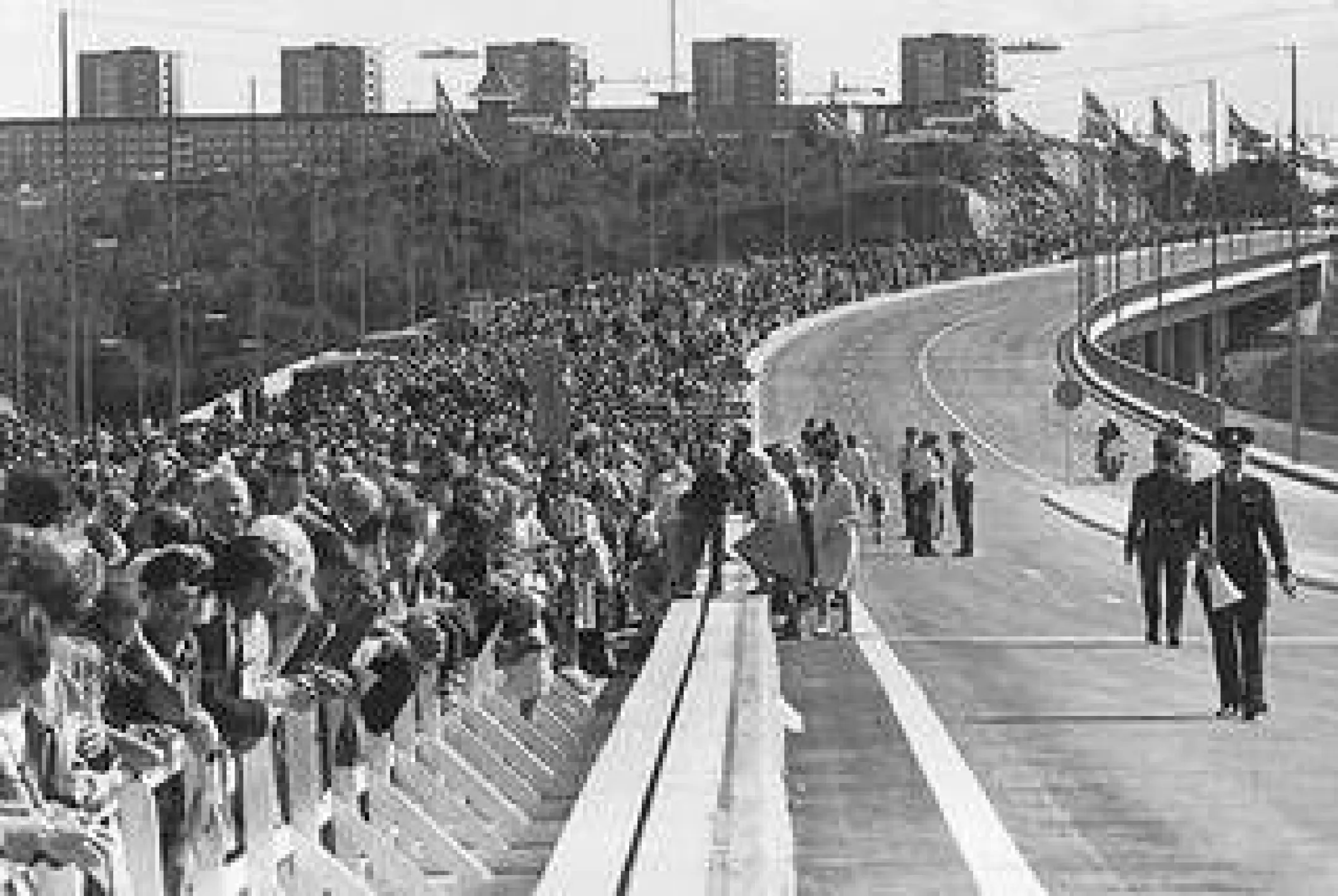Människor kantar Essingeleden den 21 augusti 1966 för att närvara vid invigningen av den nya trafikleden.