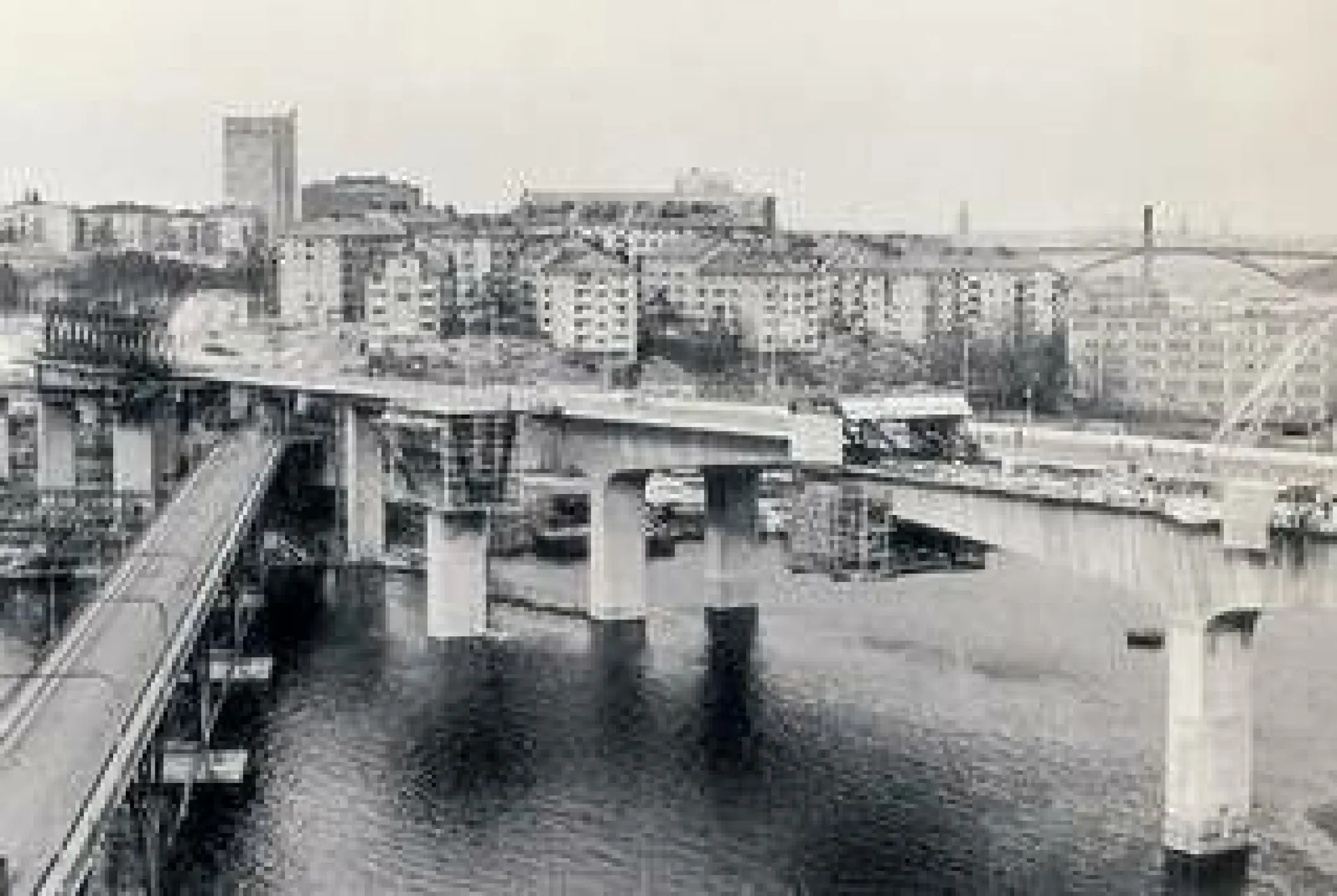 Bygget av Essingeleden. I augusti 1964 rasade 30 meter av Fredhällsbron, vilket fördröjde arbetet med nästan ett år.