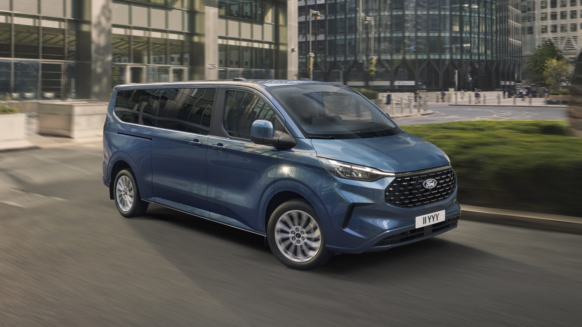 Ford E-Tourneo Custom, en rymlig familjebuss med plats för många – och barnstolar. Den är dock inte listad i artikeln.