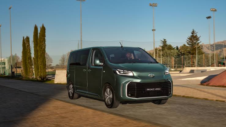 Toyota Proace Verso är den bil som utmärker sig när utrymmet är högsta prioritet för familjen med tre barnstolar.