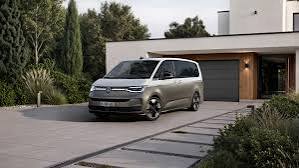 Volkswagen Multivan erbjuder generösa innerutrymmen och flexibla säteslösningar, perfekt för tre barnstolar.