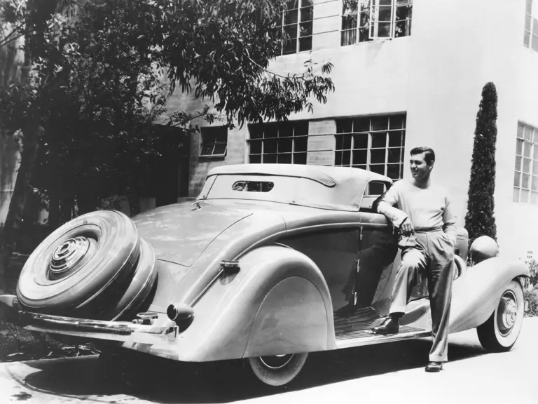 Clark Gable poserar med sin Duesenberg J convertible coupe (J-399) från 1935. Detta var den Duesenberg han faktiskt ägde.