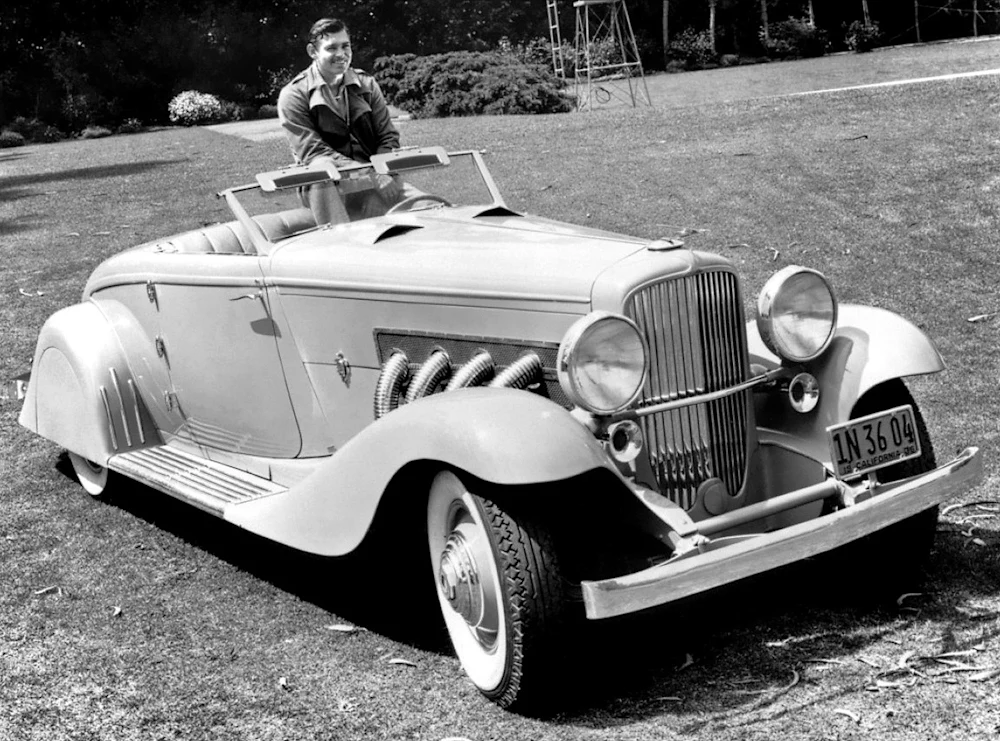 Clark Gable poserar elegant i Duesenberg SSJ. Trots bilden ägde han den aldrig utan lånade den av studion för publicitet.