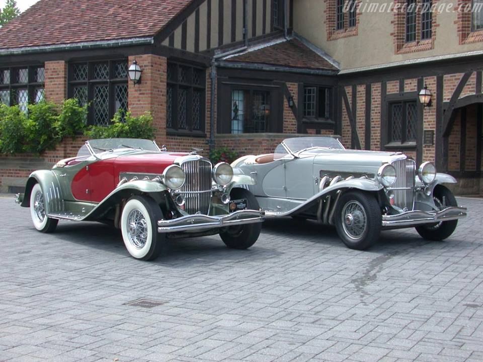 De två Duesenberg SSJ, en röd/silver (Gables påstådda) och den silverfärgade (Gary Coopers) vid ett evenemang.