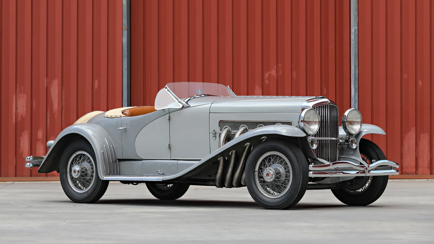 Den ljusa av de två Duesenberg SSJ är den som Gary Cooper köpte från Duesenberg och körde flitigt. Bilen är idag ljusgrå.