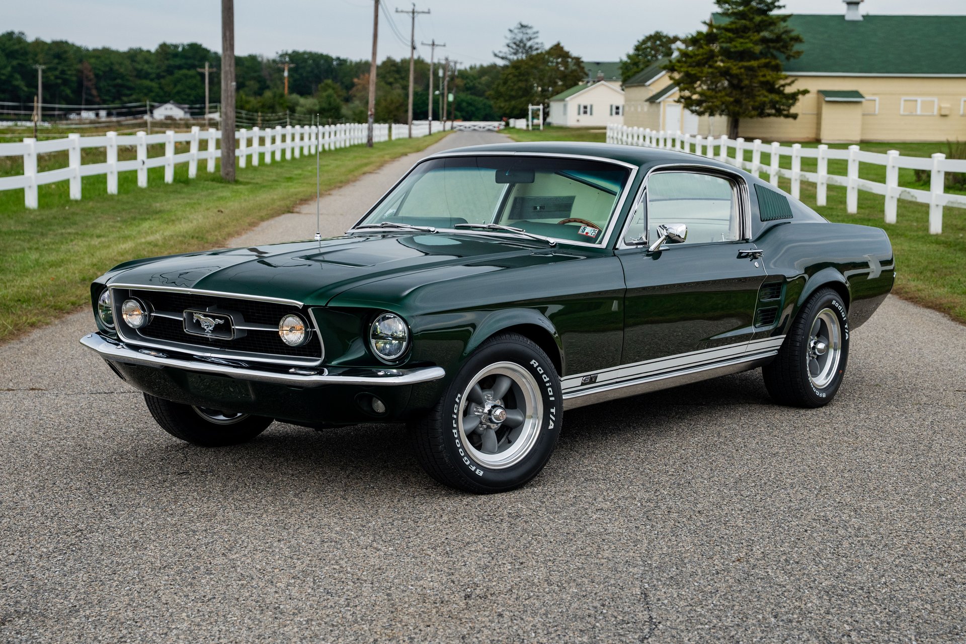 En Ford Mustang från 1967 – en klassisk muskelbil och ett exempel på en bil som många drömmer om att importera från USA.