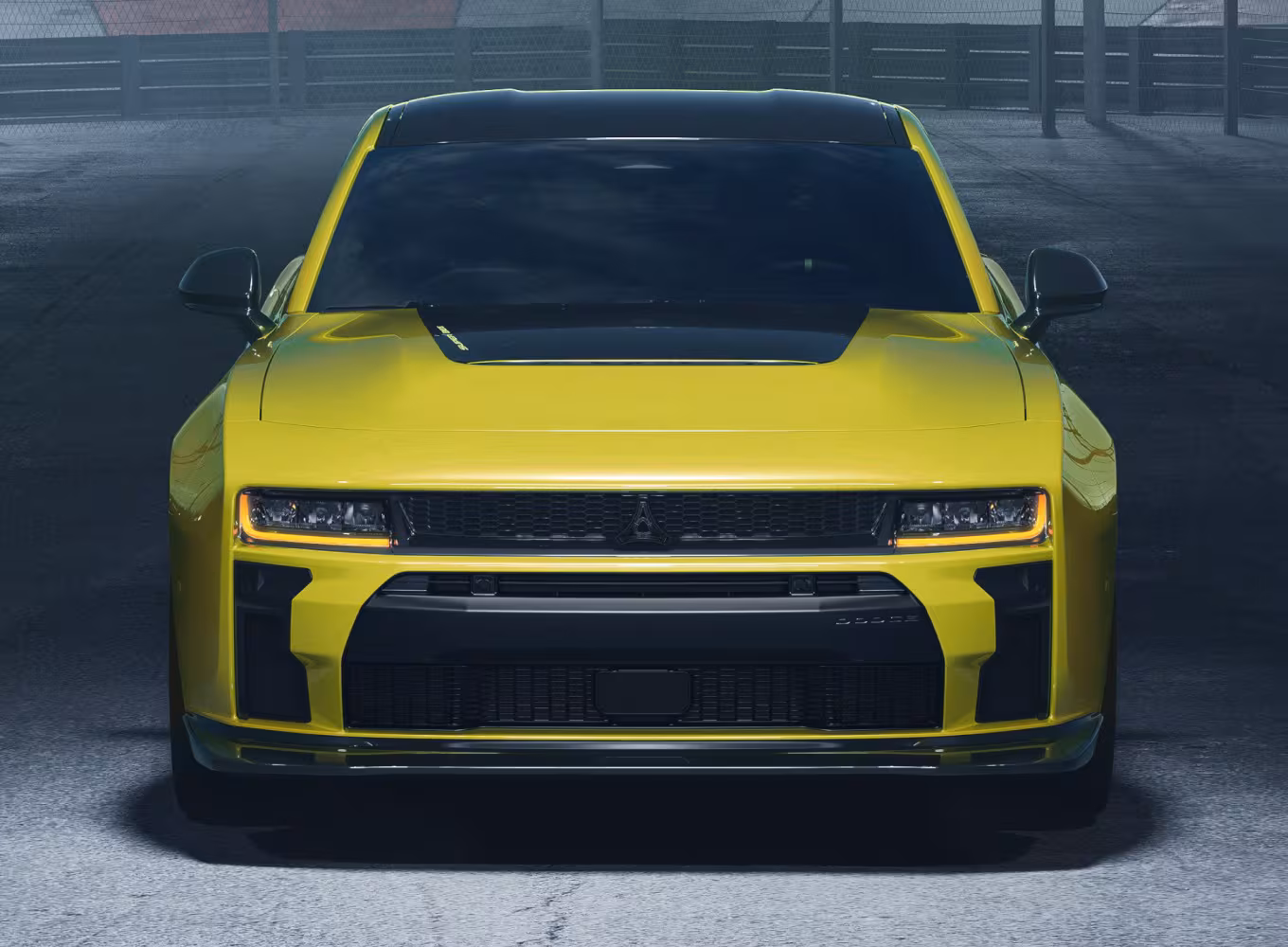 Dodge Charger Super Bee får den karakteristiska ”hornet-grafiken” på motorhuven och en aggressiv front. Men de sex cylindrarna väcker kritik.