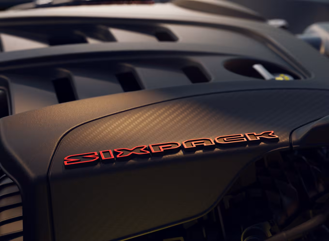 Märkningen ”Sixpack” pryder motorhuven på den nya Charger Super Bee. Namnet signalerar att det är en sexcylindrig maskin som döljer sig därunder.