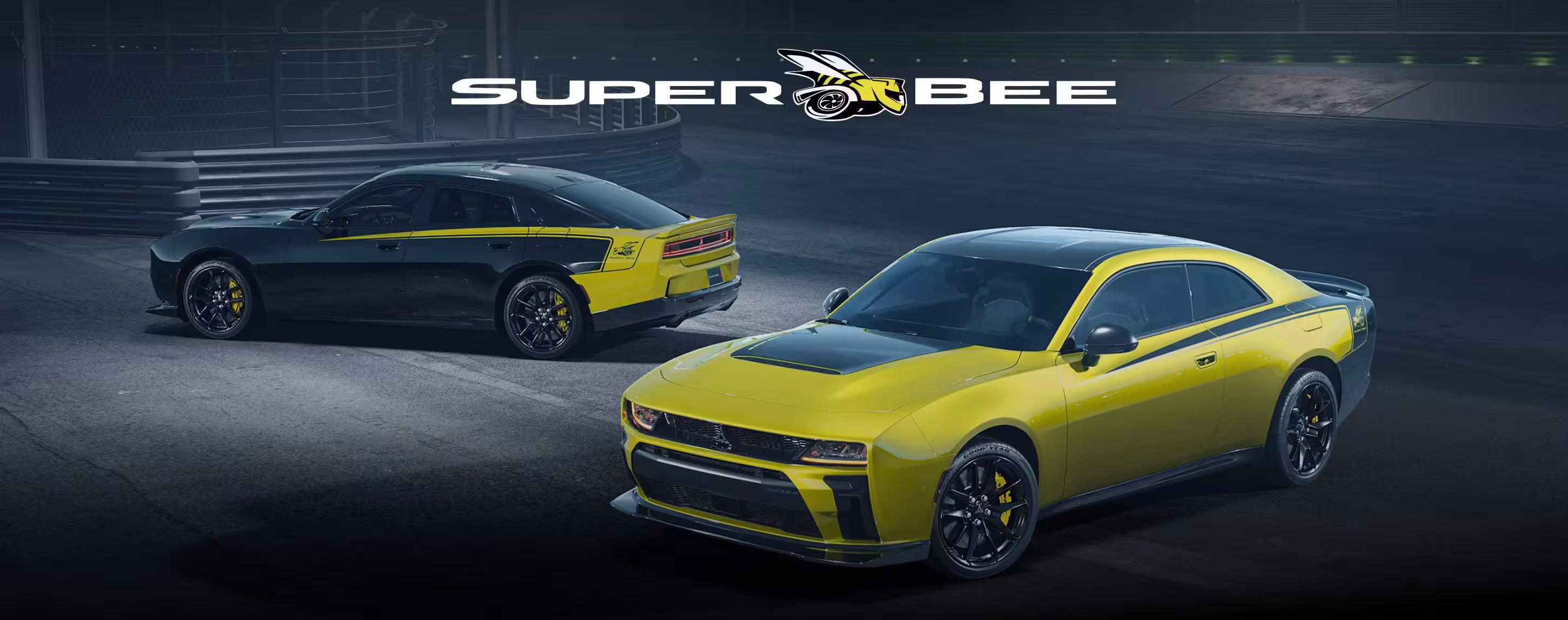 Den nya Dodge Charger Super Bee erbjuds både som tvådörrars coupé (höger) och fyradörrars (vänster) med den klassiska Super Bee-randen.