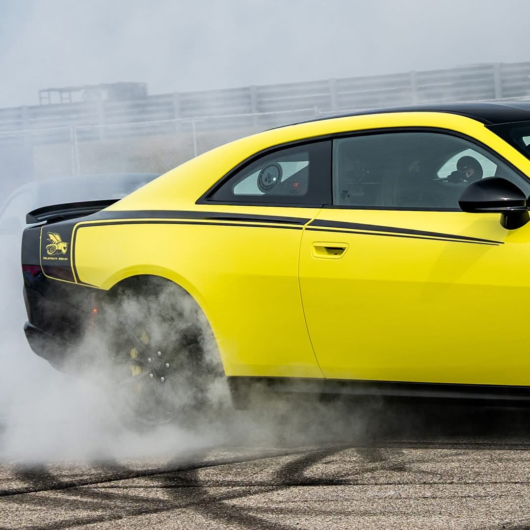 Den klassiska loggan med det surrande biet, fast numera har motorn bara sex cylindrar. Den nya Super Bee är byggd för dragracing.