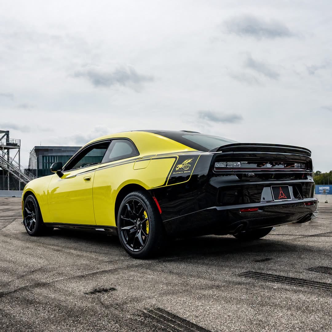 Den nya Charger Super Bee kommer att erbjudas både som tvådörrars coupé (som här) och som fyradörrars.
