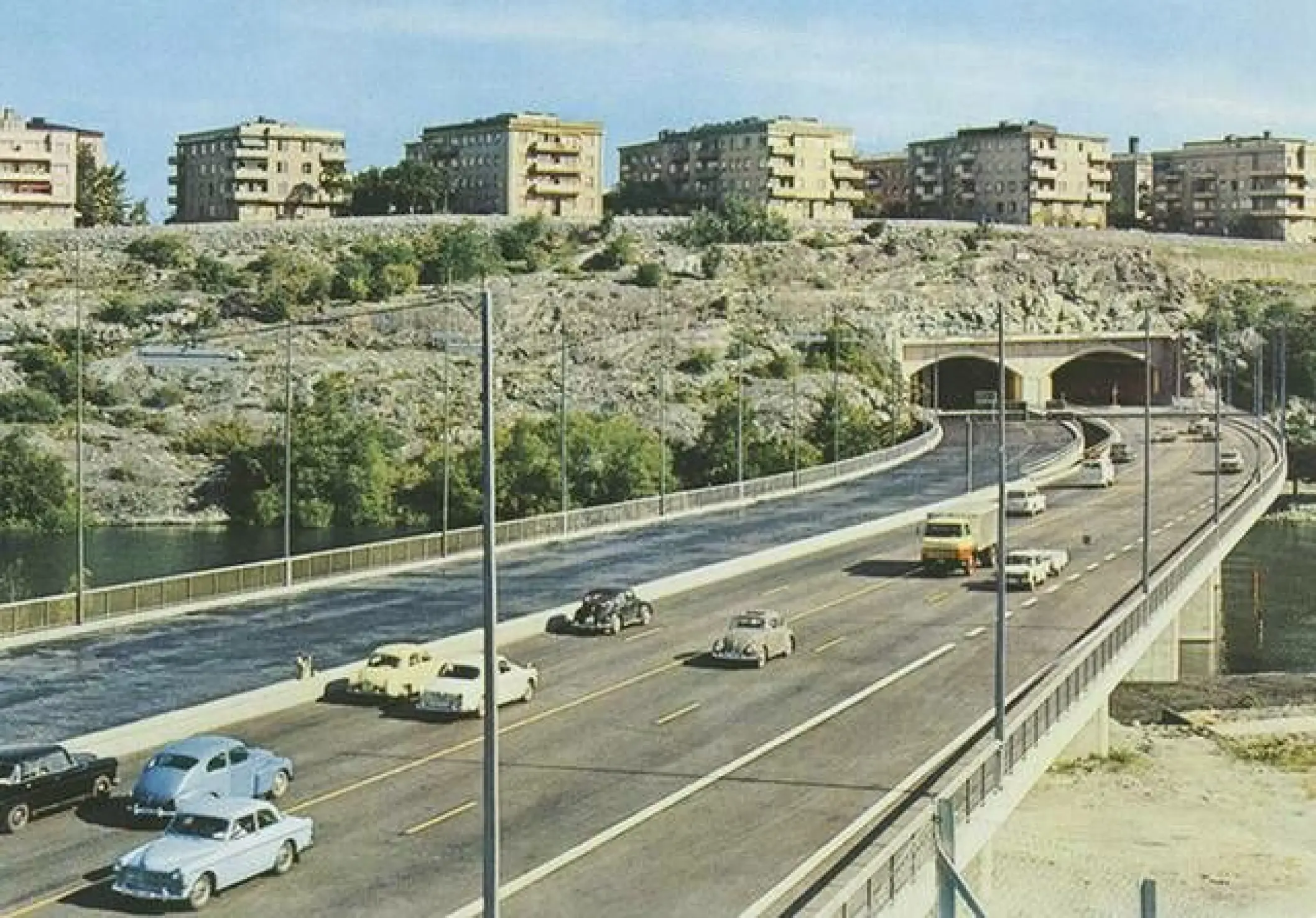 Essingeleden kort efter invigningen 1966. Vägen byggdes för vänstertrafik men anpassades inför högertrafikomläggningen 1967.