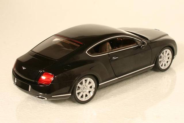 Sportig som en Aston Martin, tung som en riktig amerikanare från förr, snabb som en Ford GT, lyxig som en äkta Rolls-Royce Det är sammanfattningen av Bentley Continental GT. Foto: Richard E. Olfwenstam.