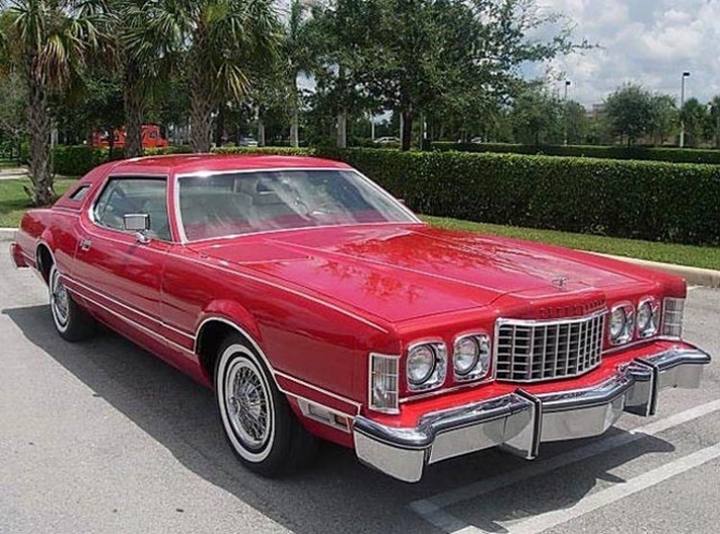 1976 Ford Thunderbird delade grundkaross med samtida Lincoln Continental Mark IV